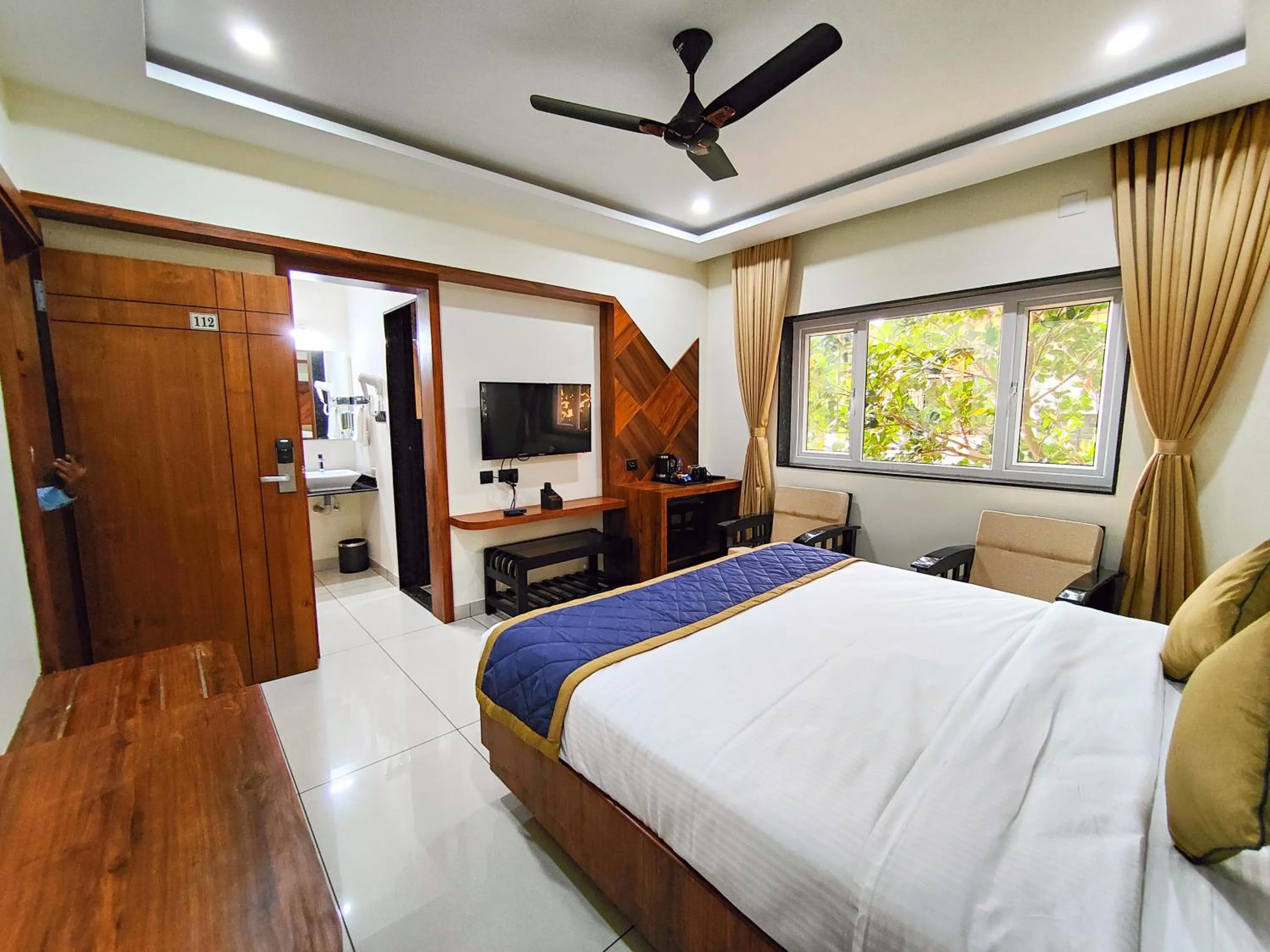 Photo of the whole room, Bed in Hotel Udupi Inn, Udupi