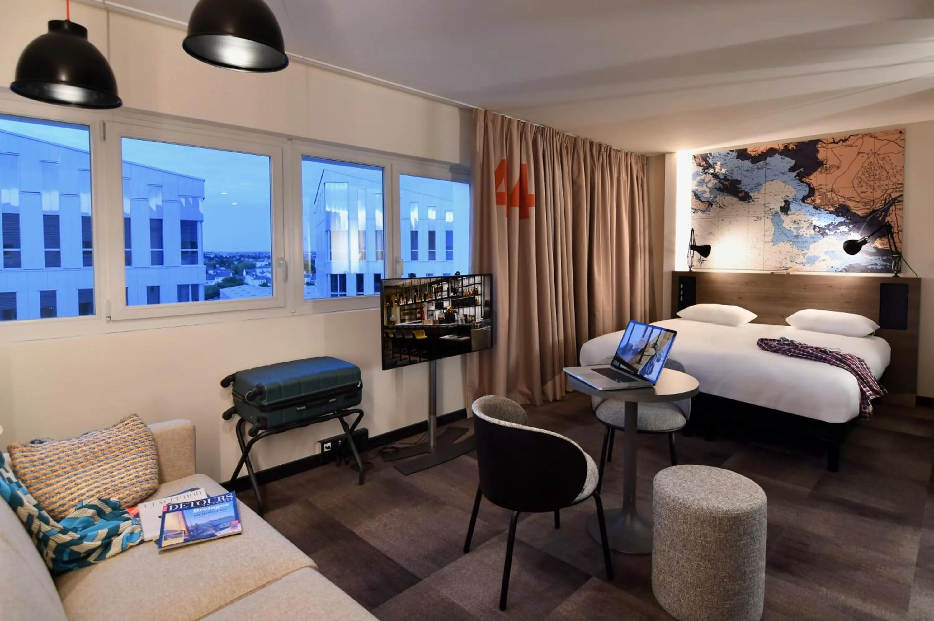 Living room, Bed in ibis Styles Saint Nazaire Centre Gare