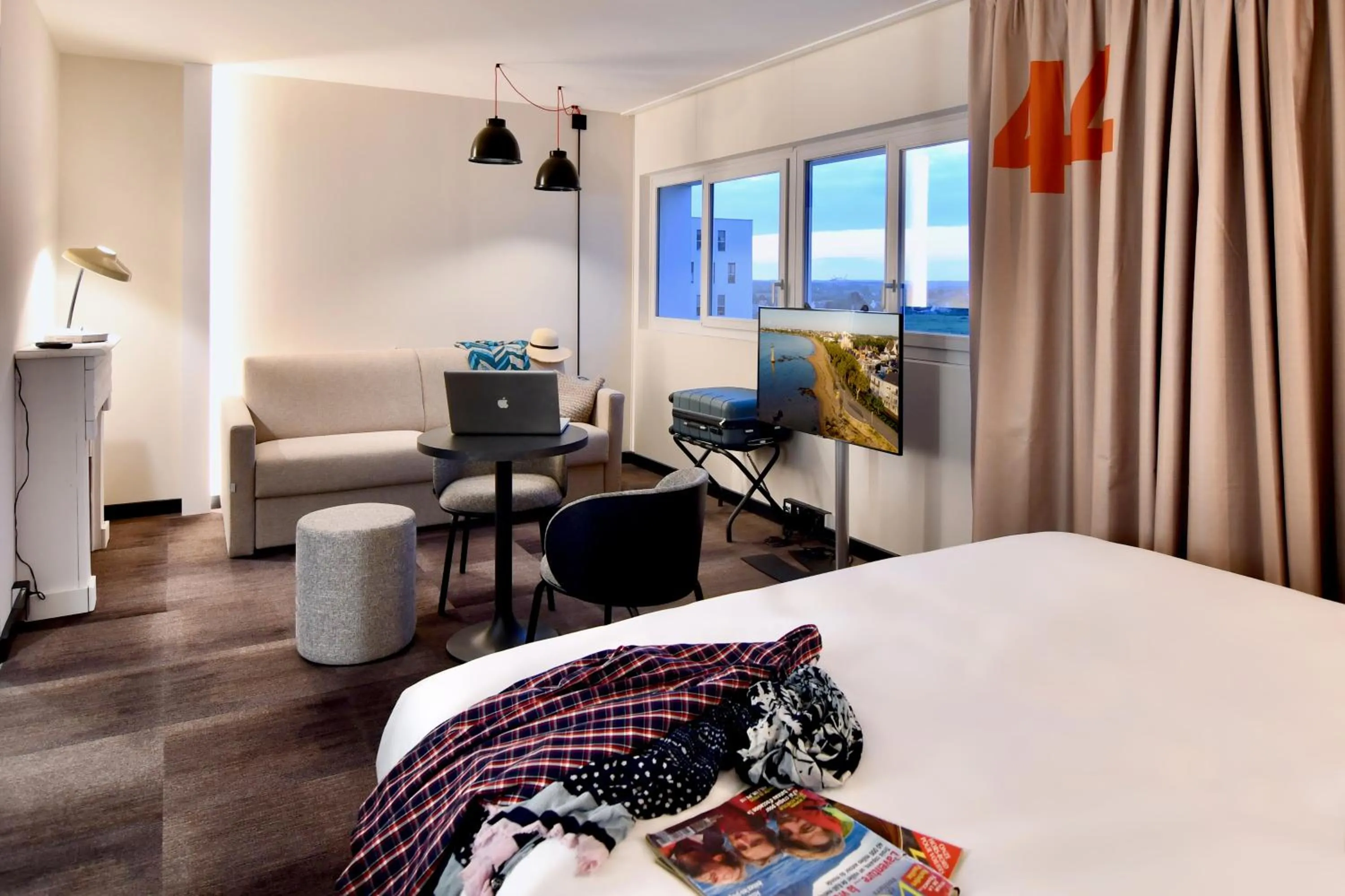 Living room, Bed in ibis Styles Saint Nazaire Centre Gare