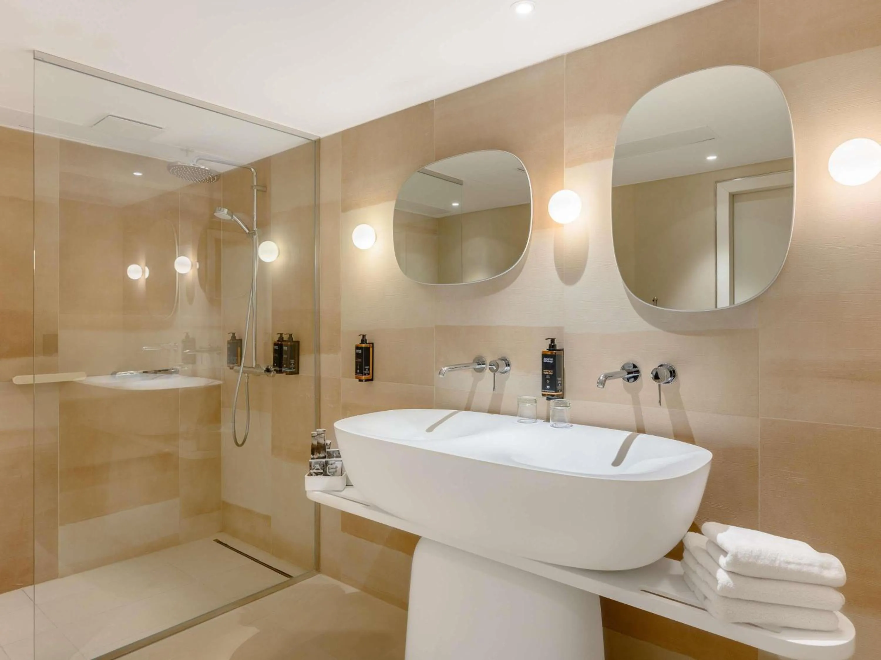 Photo of the whole room in Mercure Debrecen