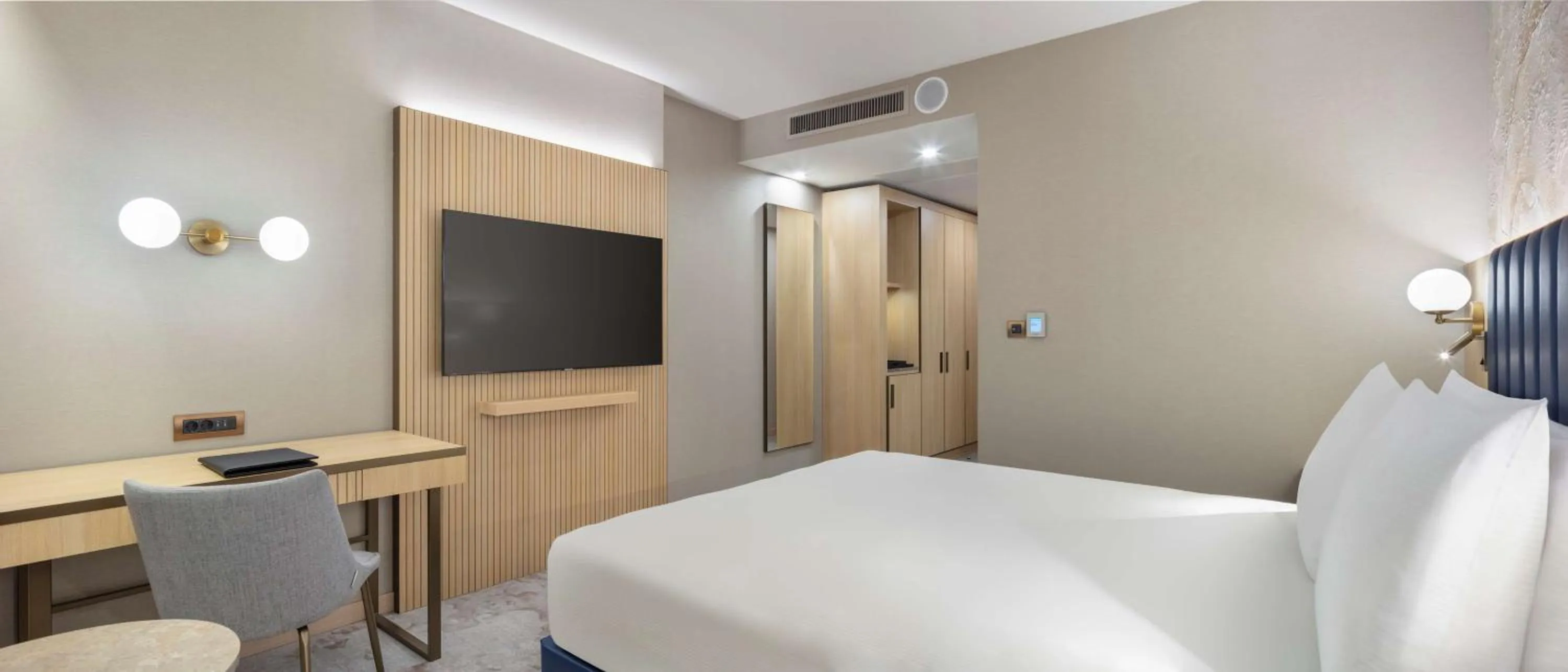 Bedroom, Bed in Doubletree By Hilton Plovdiv Center