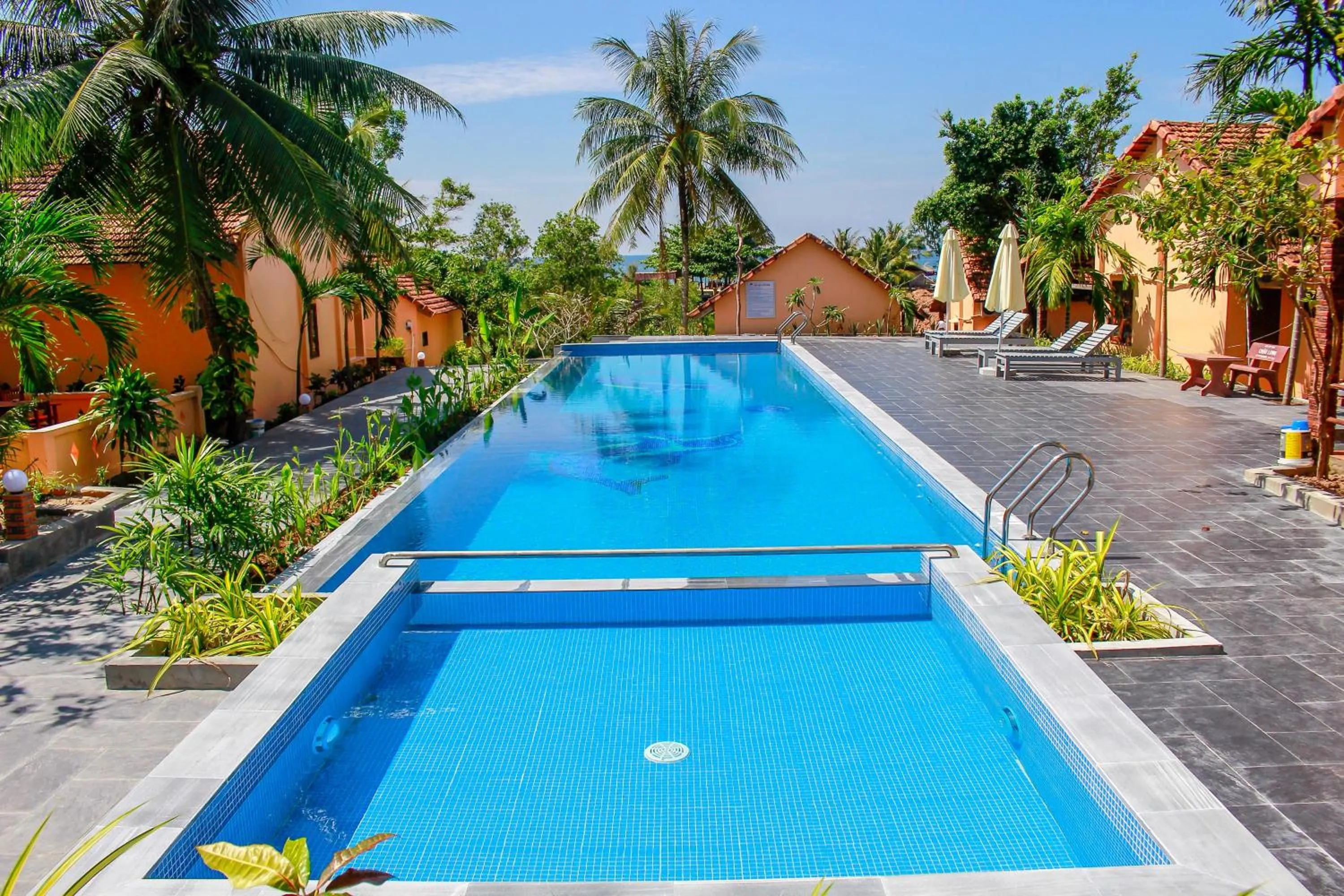 Swimming pool in Thai Tan Tien Hotel