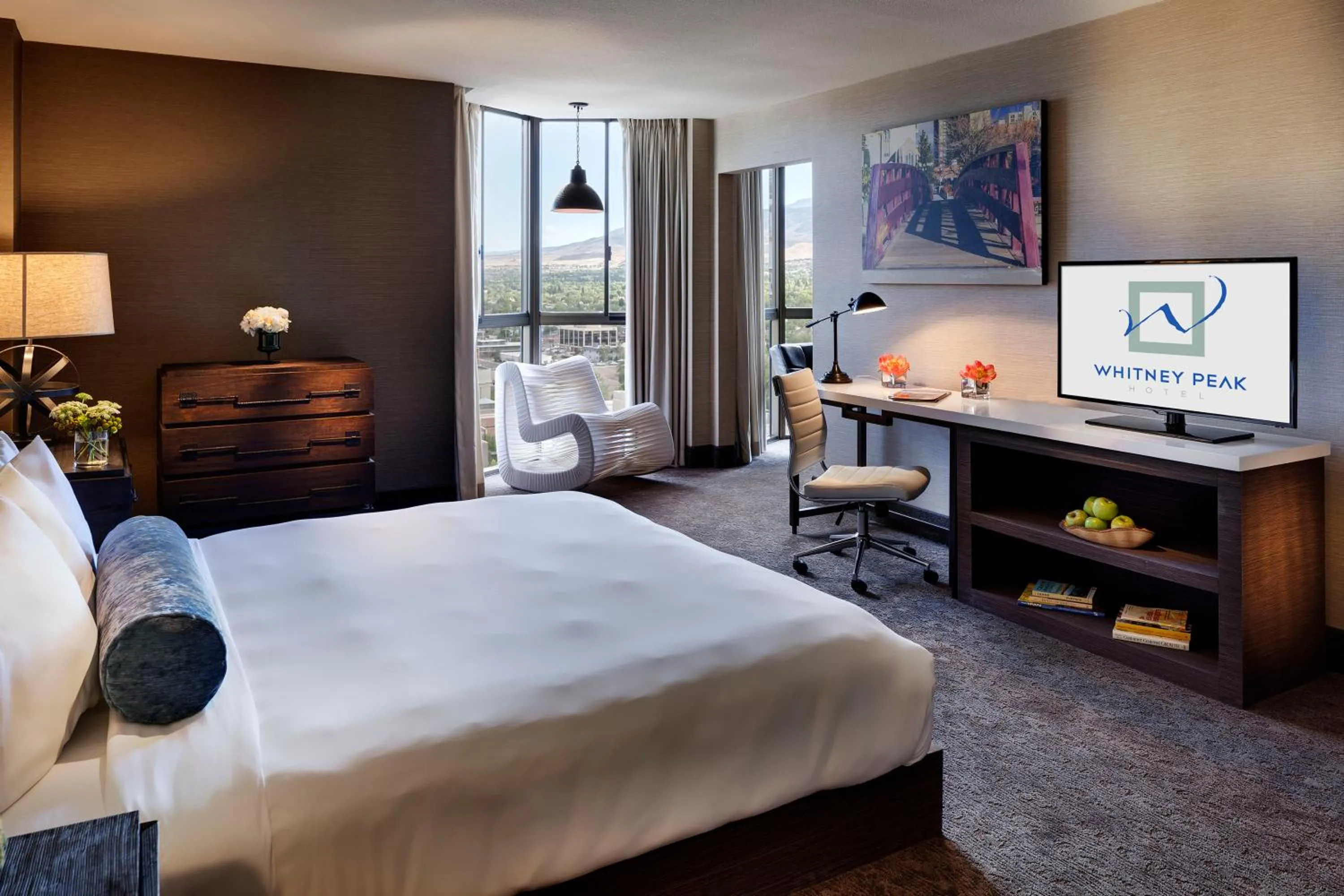 TV and multimedia, Bed in Whitney Peak Hotel Reno, Tapestry Collection by Hilton