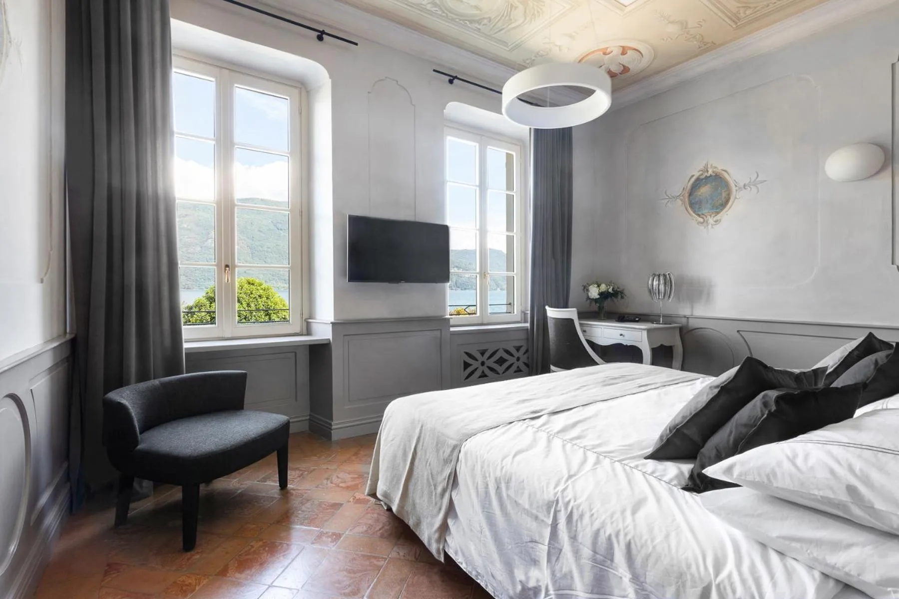 Photo of the whole room, Bed in Hotel Cannobio