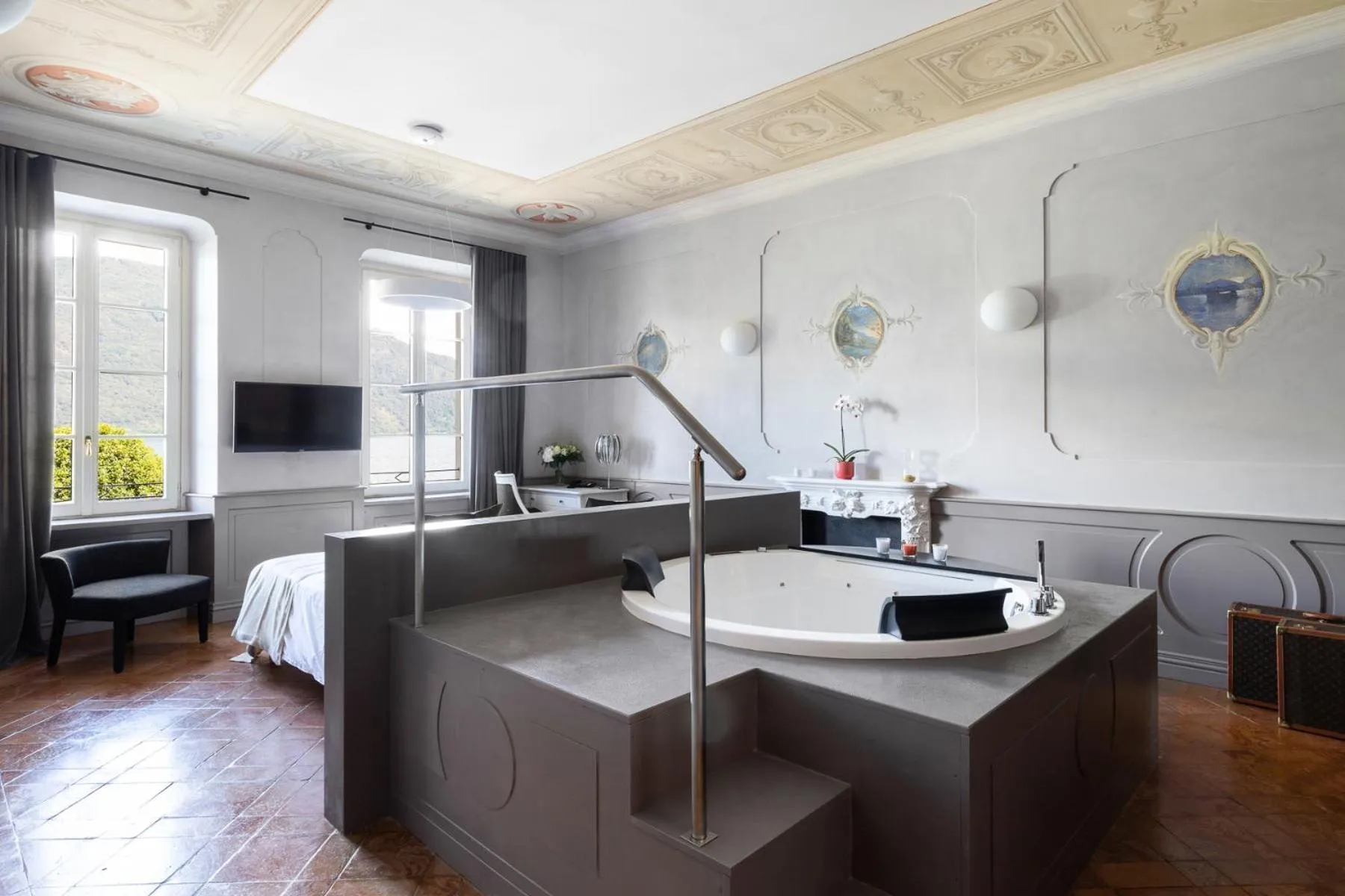 Hot Tub in Hotel Cannobio