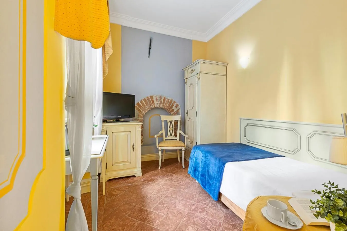 Bed in Hotel Cannobio