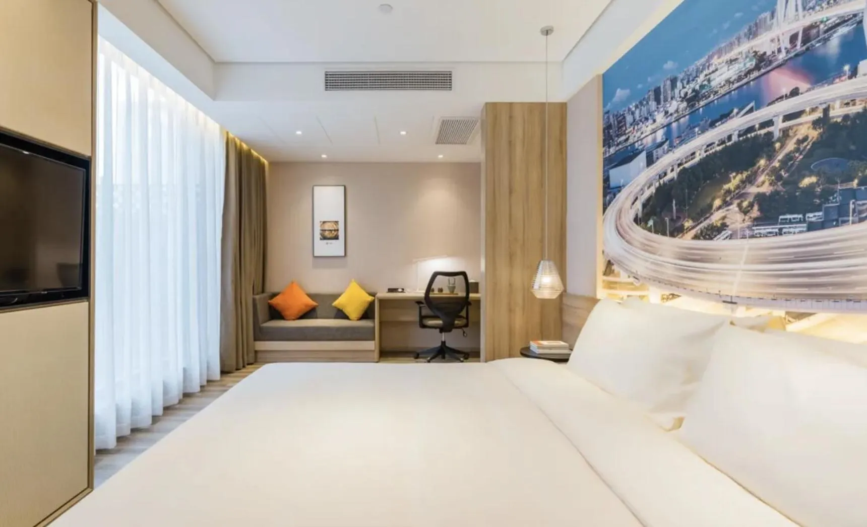 Photo of the whole room, Bed in Atour Hotel Shanghai The Old Bund Pier