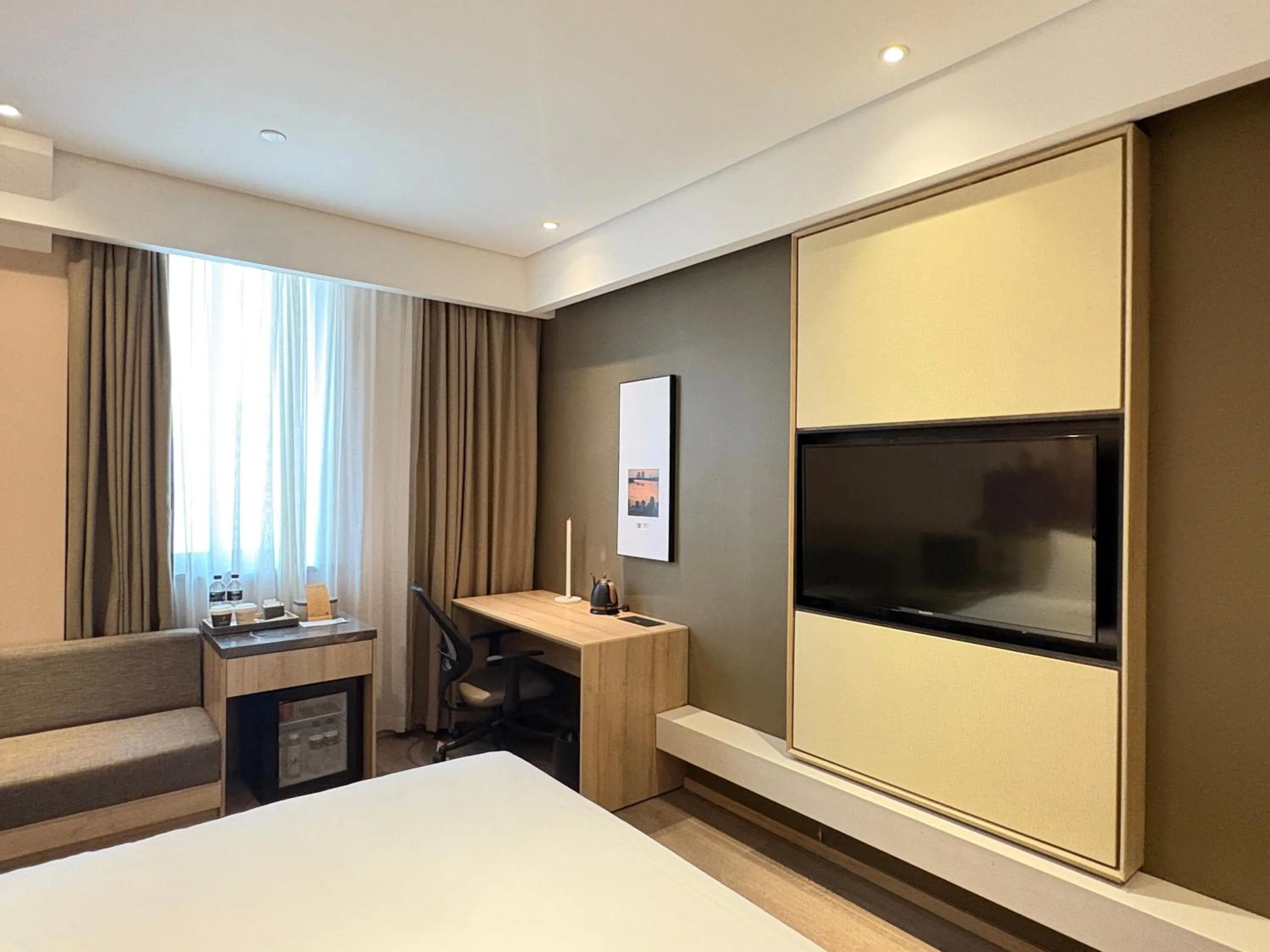 Photo of the whole room, Bed in Atour Hotel Shanghai The Old Bund Pier