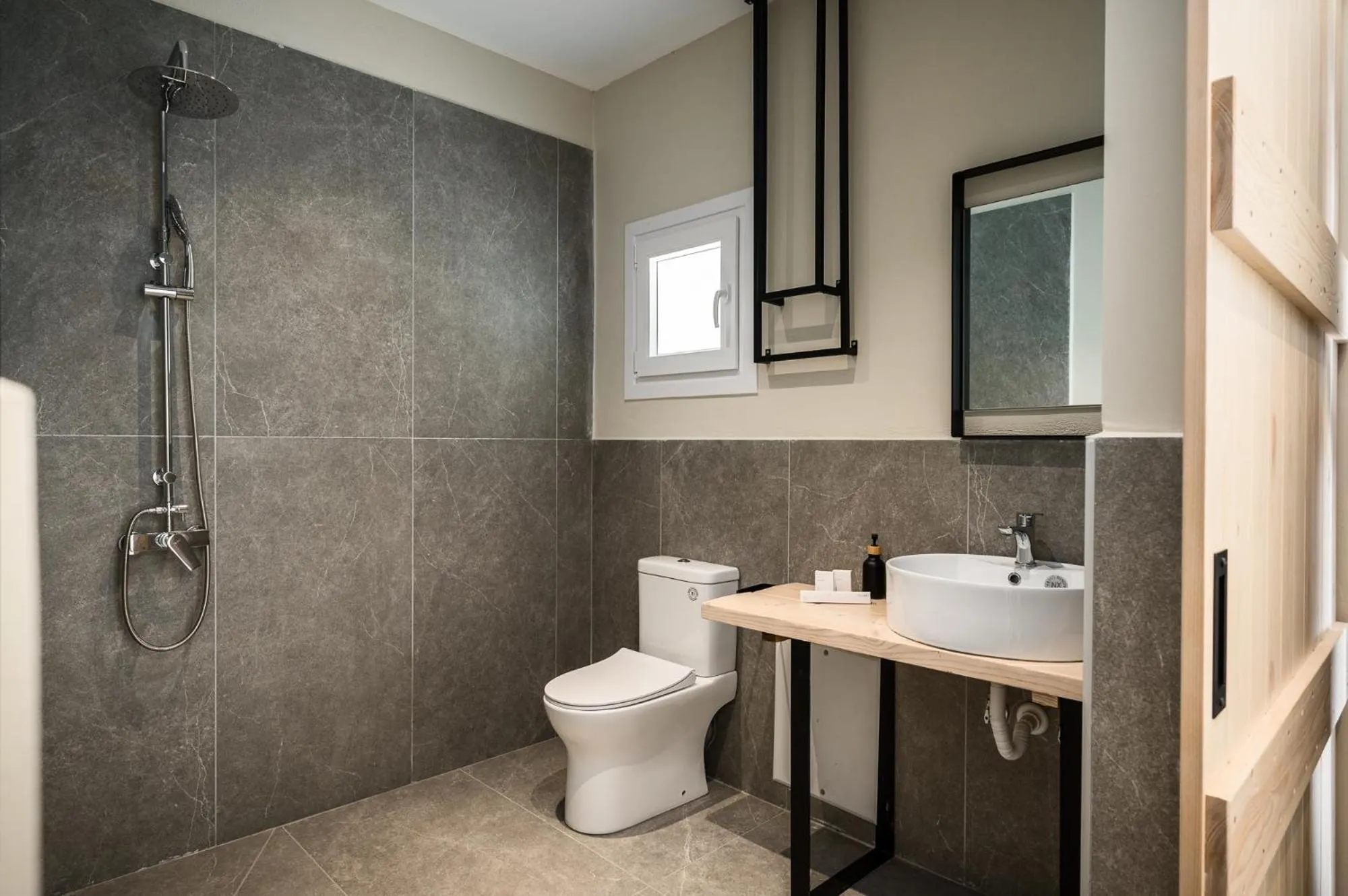 Shower in Gefiri Plakas Hotel, Tzoumerka