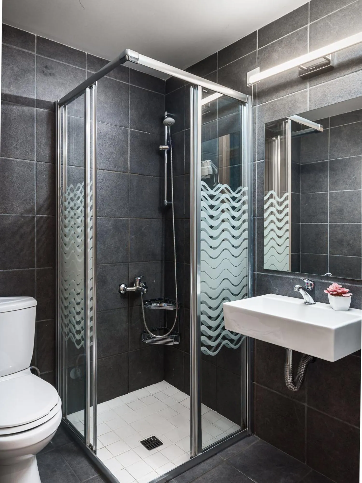 Shower in Gefiri Plakas Hotel, Tzoumerka