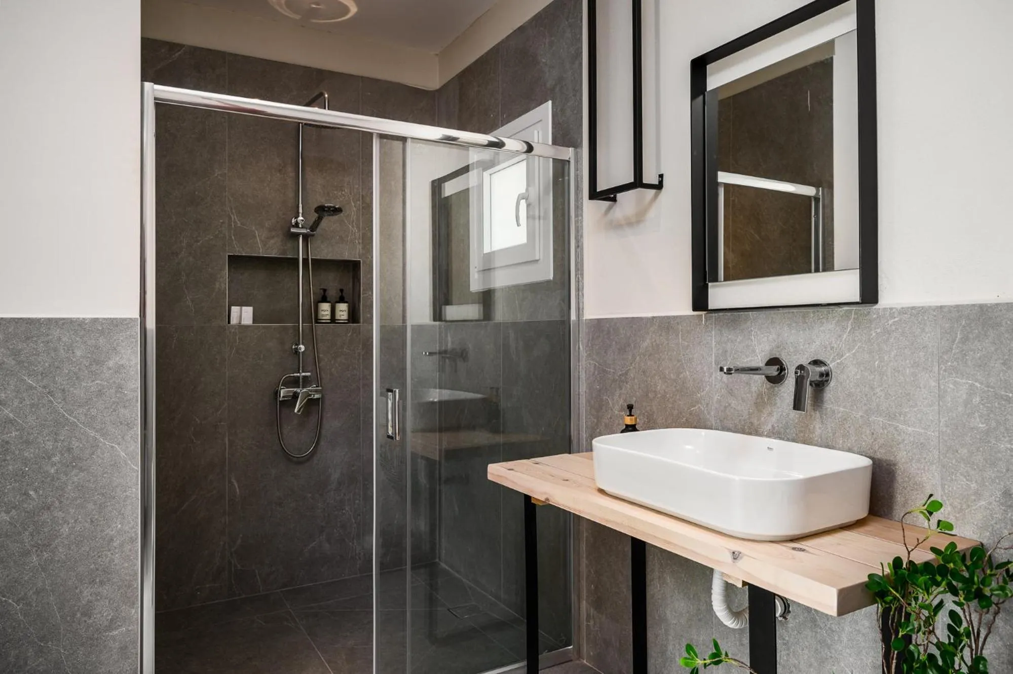 Shower in Gefiri Plakas Hotel, Tzoumerka