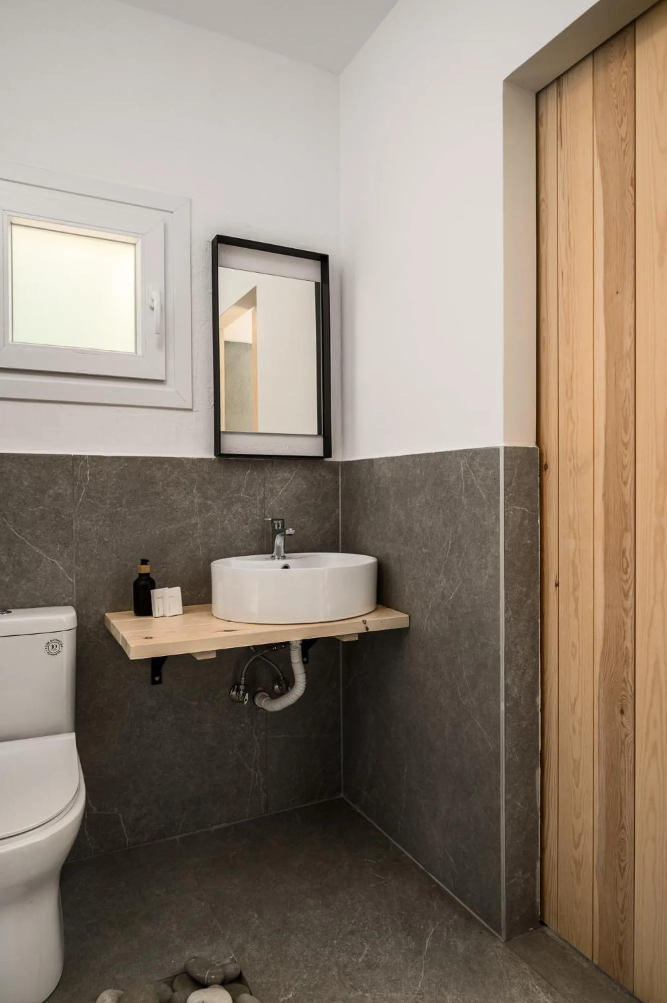 Toilet in Gefiri Plakas Hotel, Tzoumerka