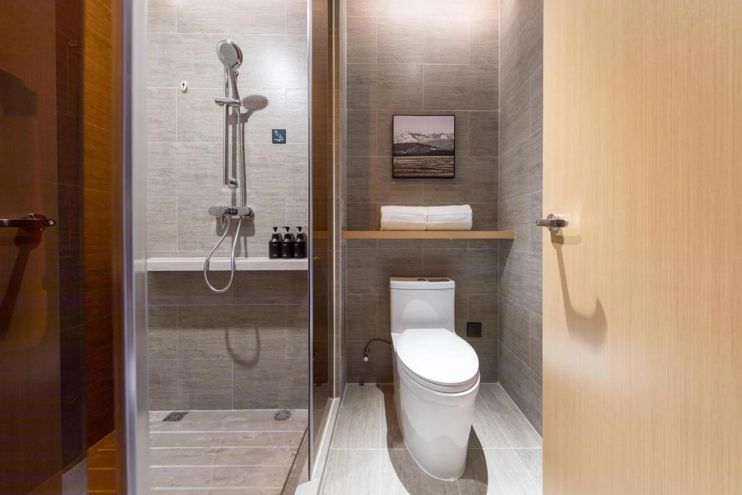 Atour Hotel Yuzhong Yuci Incity