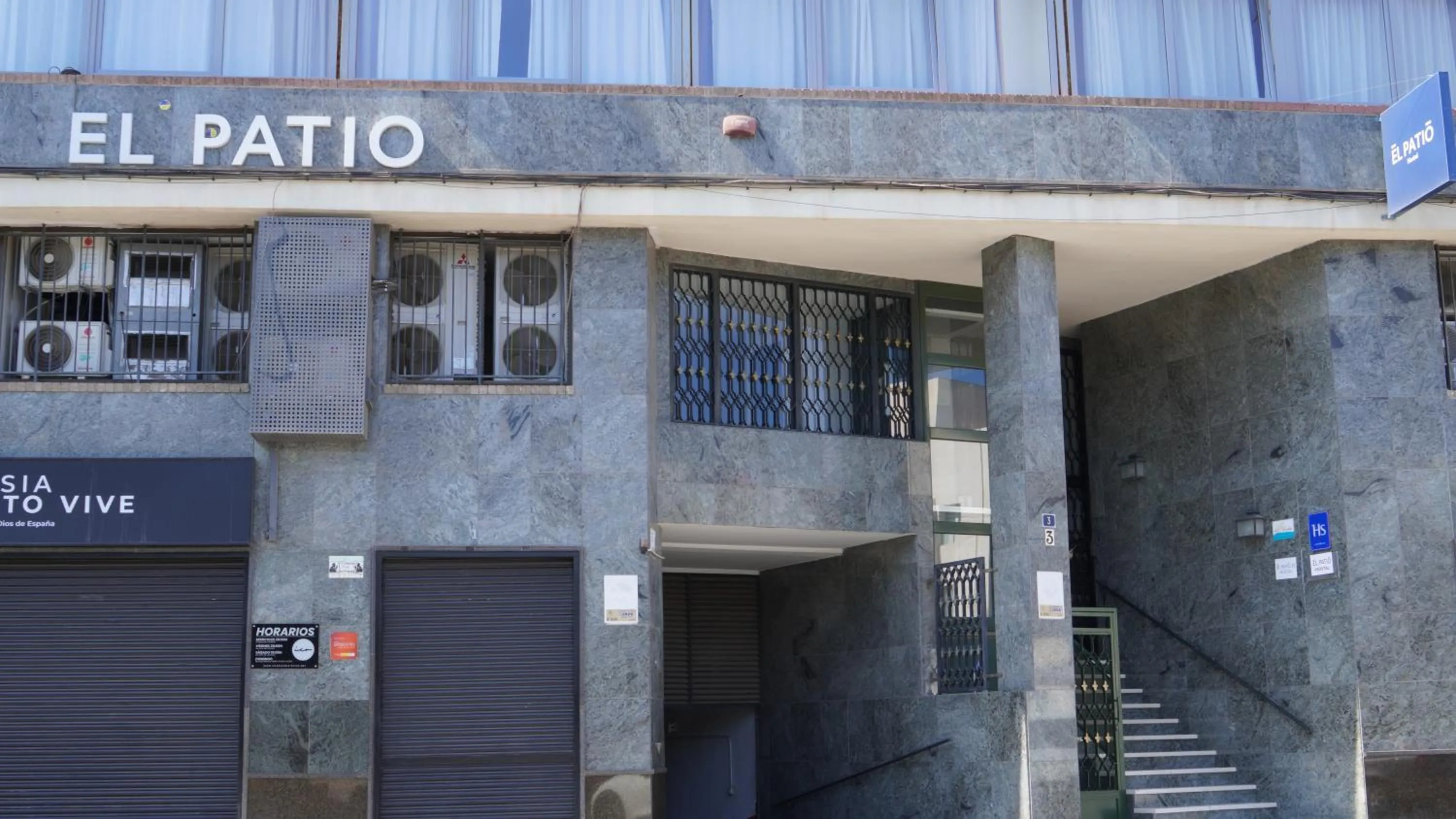 Facade/entrance in El Patio Hostal