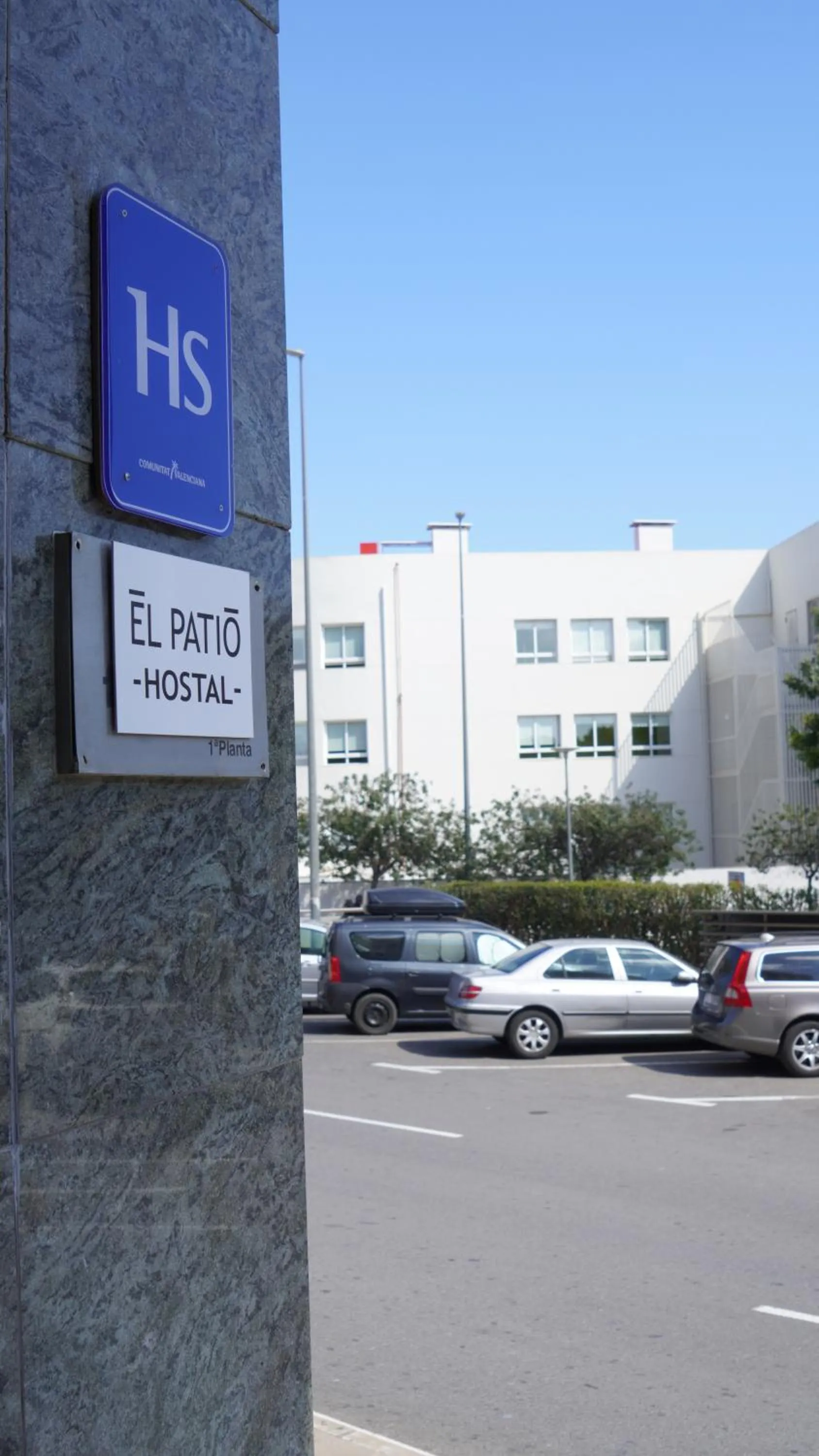Facade/entrance in El Patio Hostal
