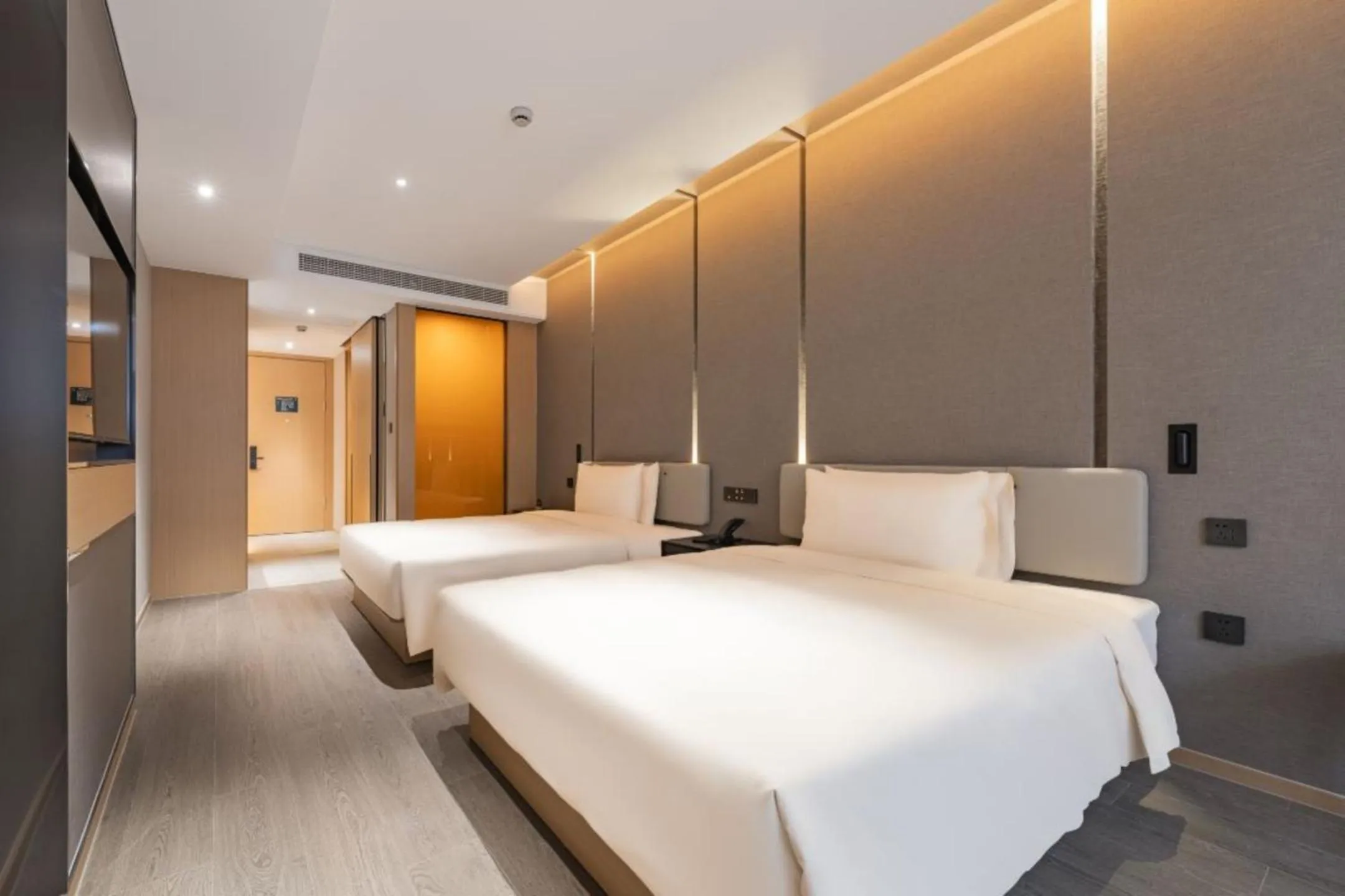 Photo of the whole room, Bed in Atour Hotel Lingang New Town