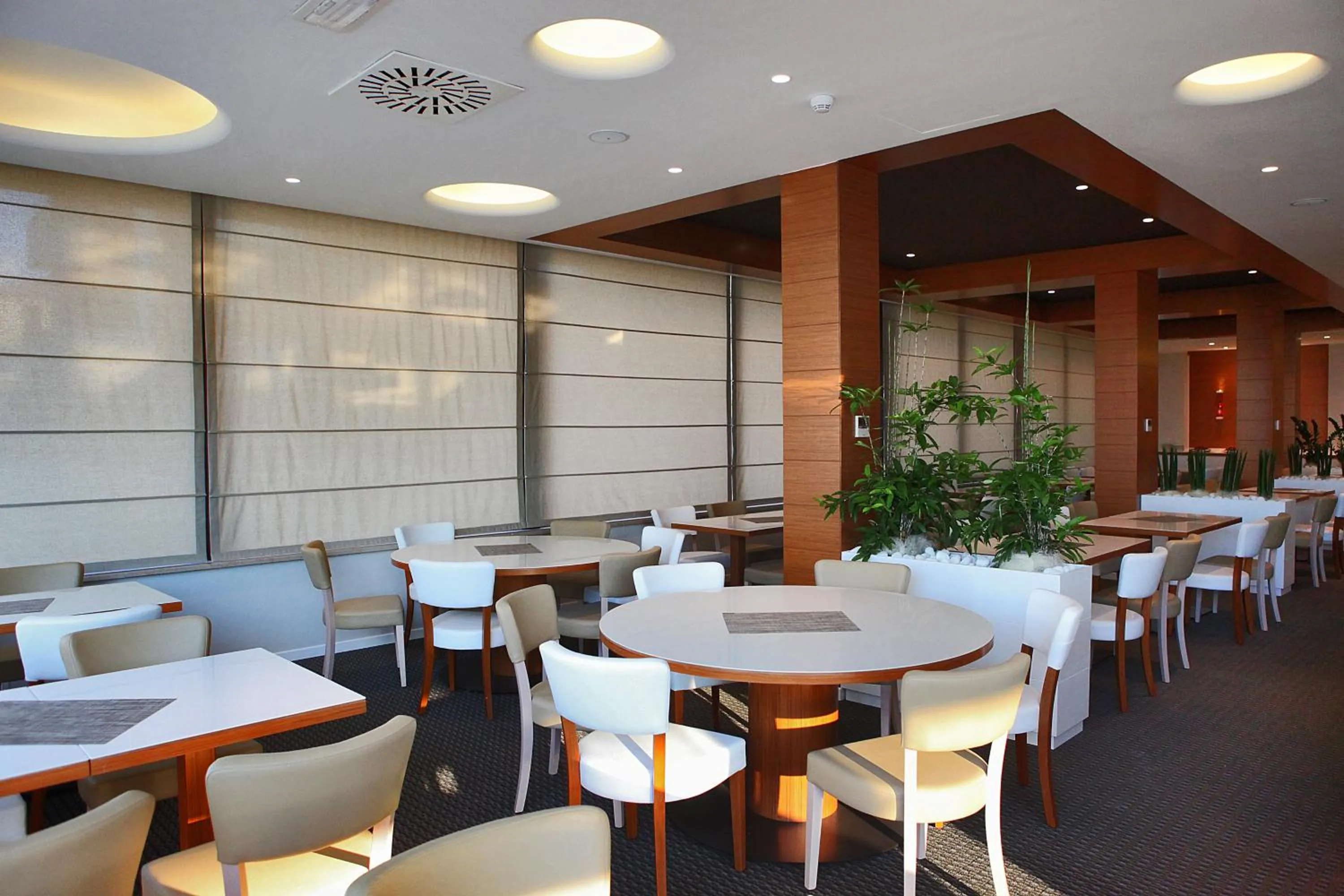 Restaurant/places to eat in Oxygen Lifestyle Hotel