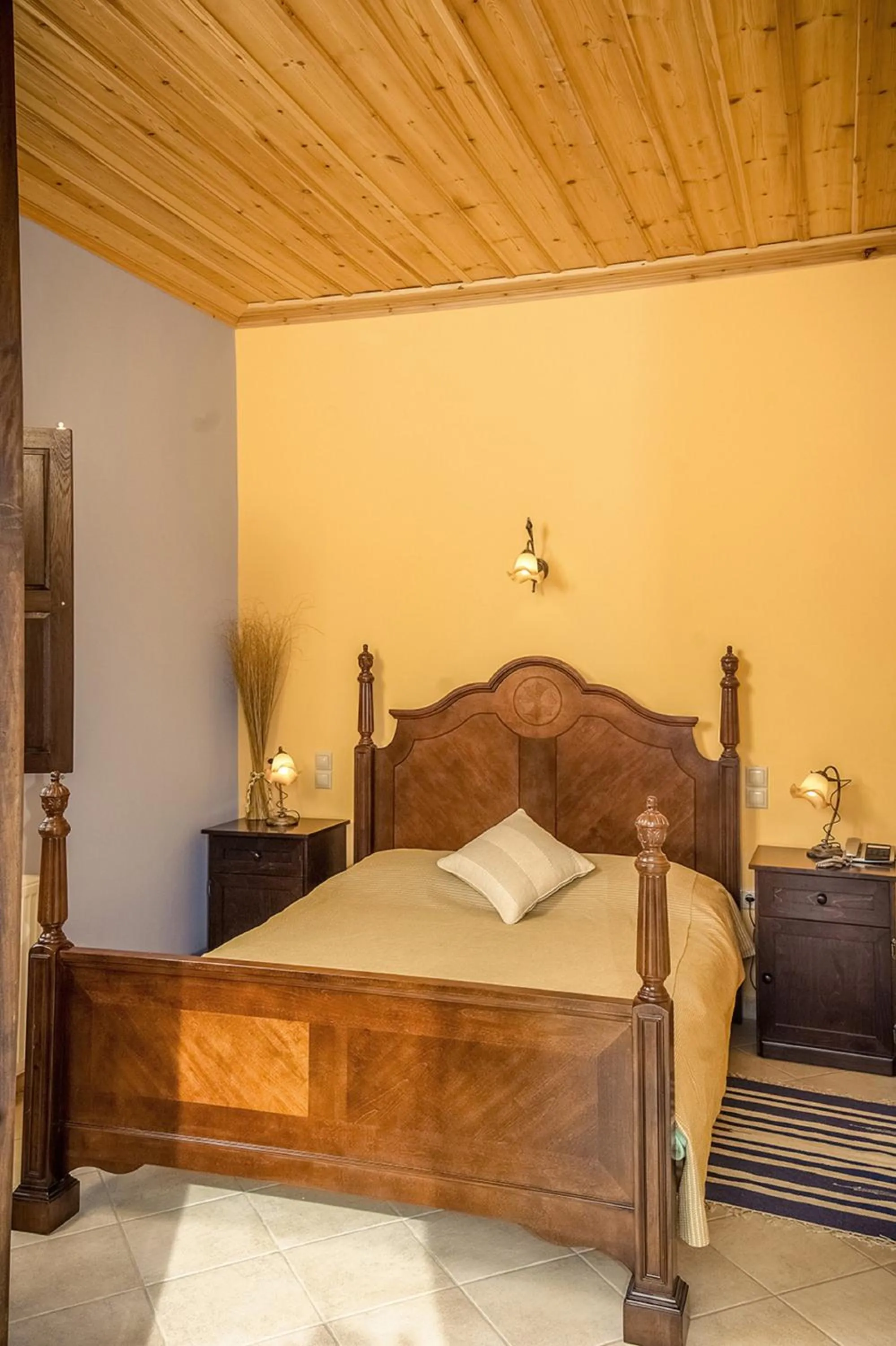 Bedroom, Bed in Ξενώνας Ουρανογείτων