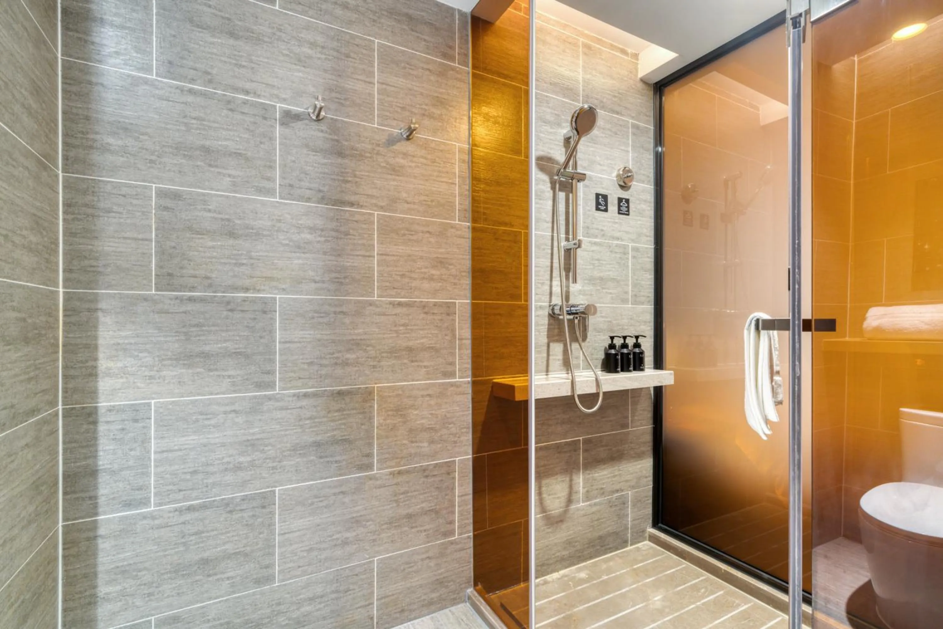 Shower in Atour Hotel Hangzhou Qianjiang Century Zhenning Road