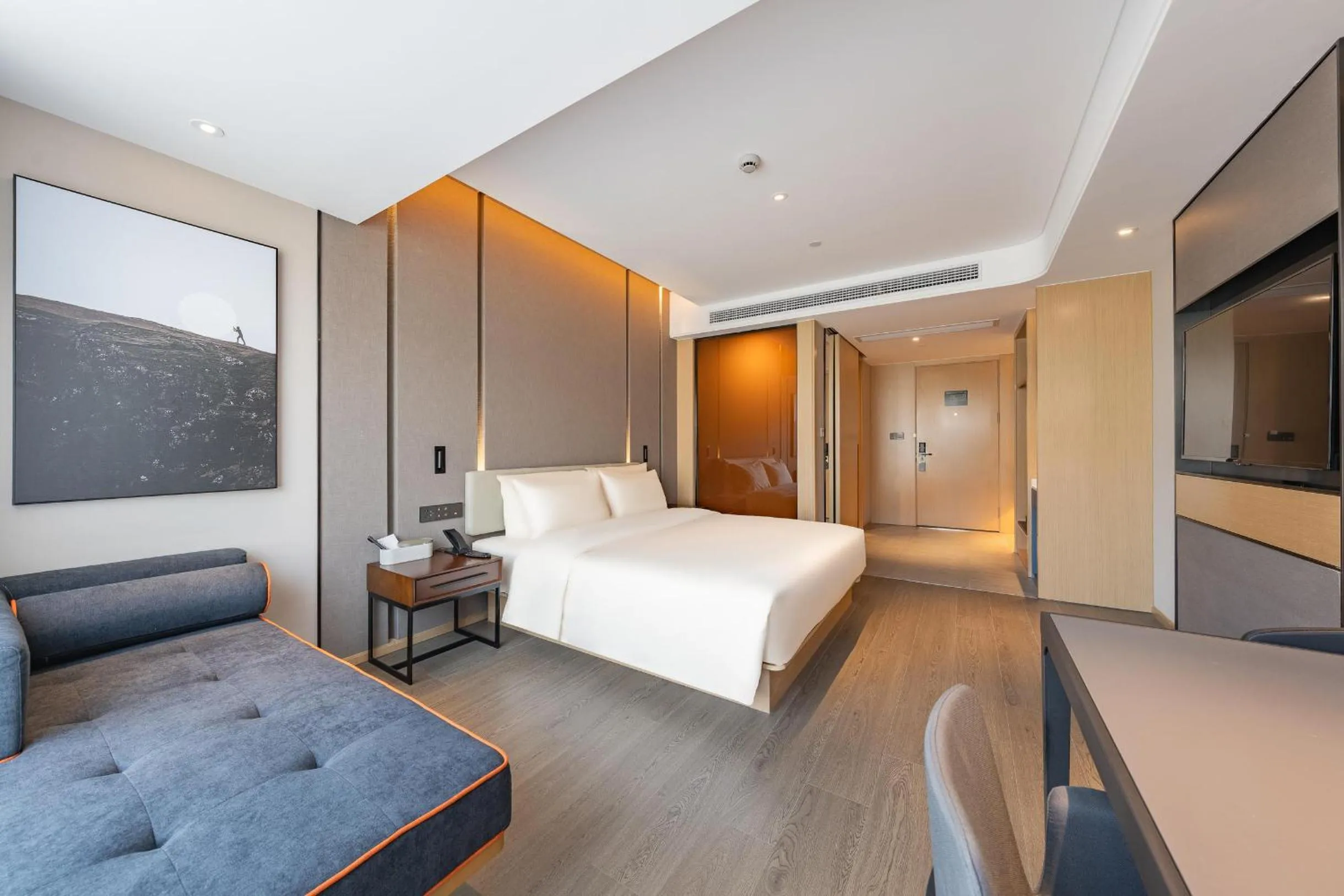 Photo of the whole room, Bed in Atour Hotel Hangzhou Qianjiang Century Zhenning Road