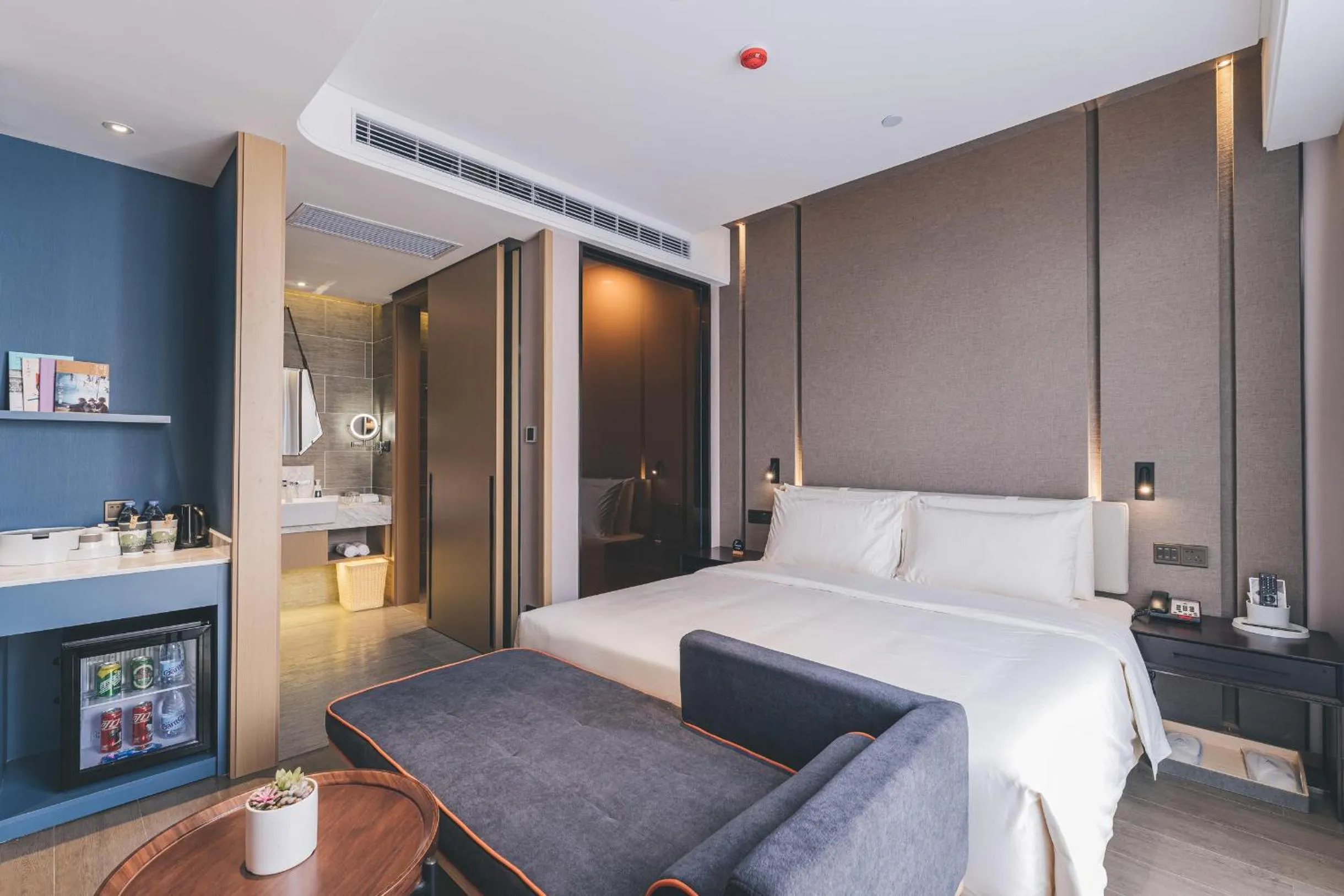 Bed in Atour Hotel Ningbo Jishi Harbor Outlets