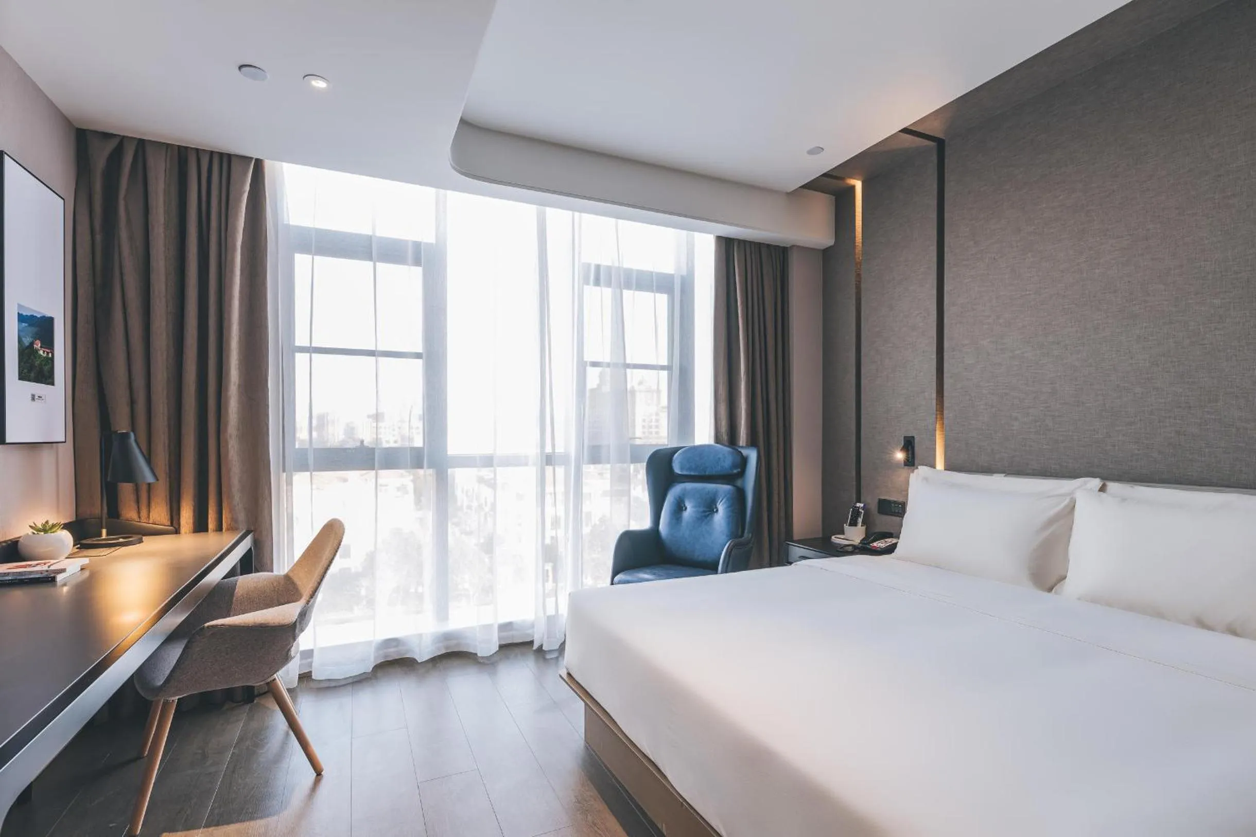 Bed in Atour Hotel Ningbo Jishi Harbor Outlets