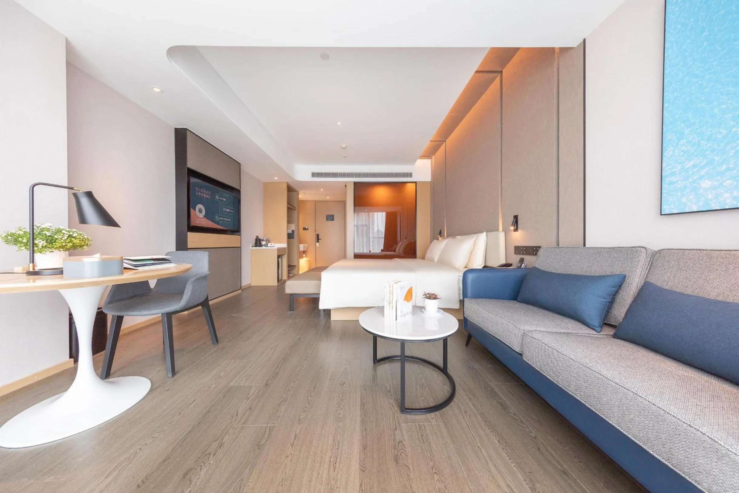 TV and multimedia in Atour Hotel Wuhan International Expo Center