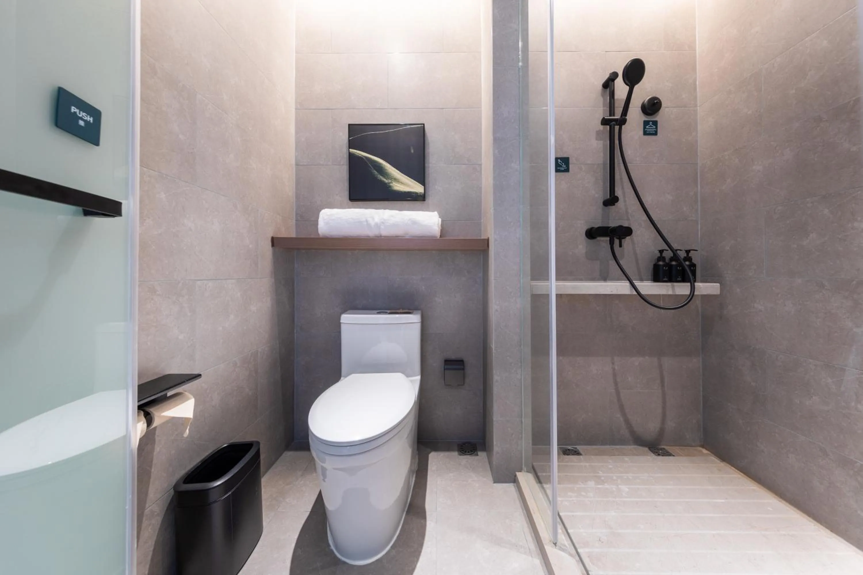 Atour Hotel Wuhan Optics Valley Square Yangjia Bay