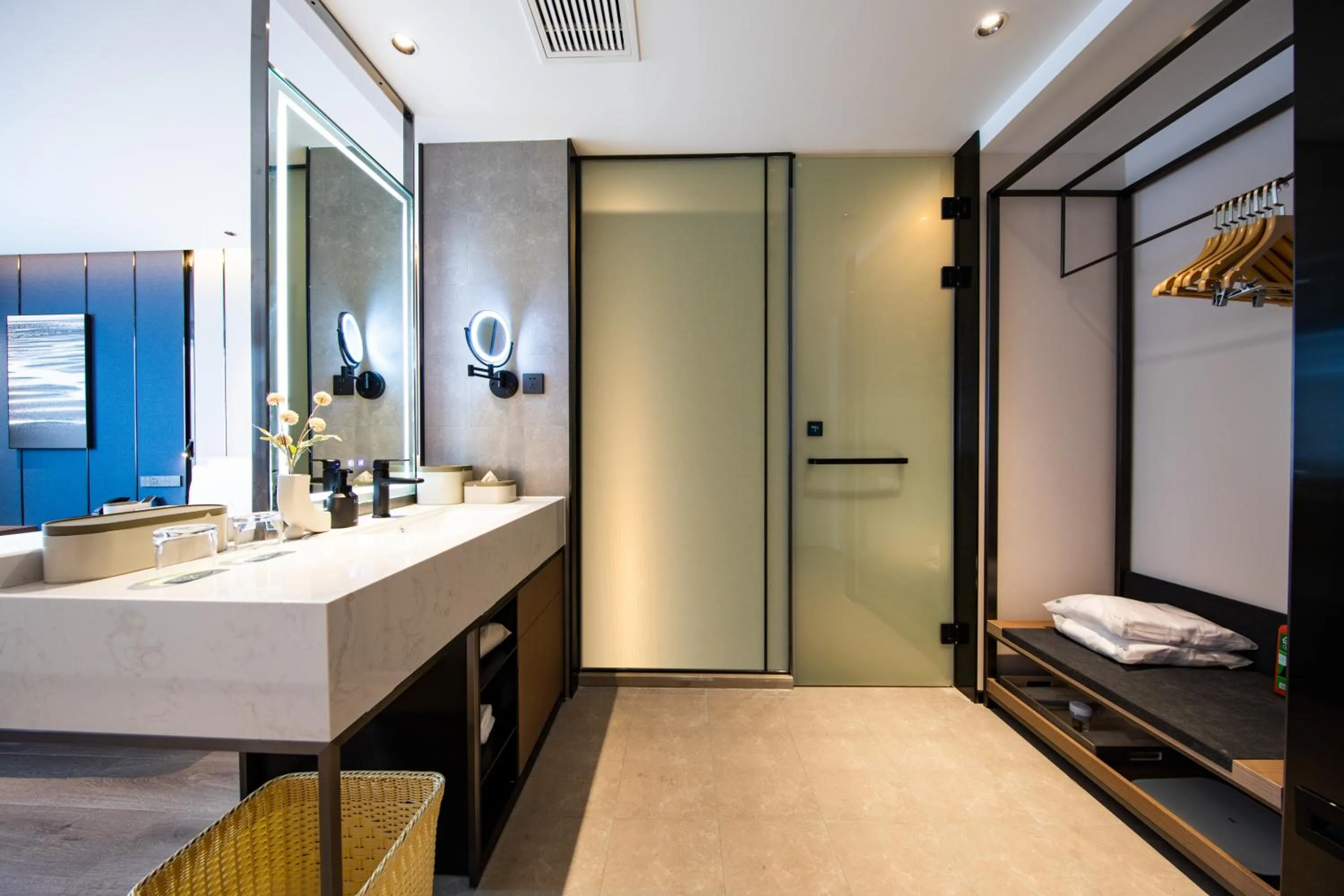 Atour Hotel Wuhan Optics Valley Square Yangjia Bay