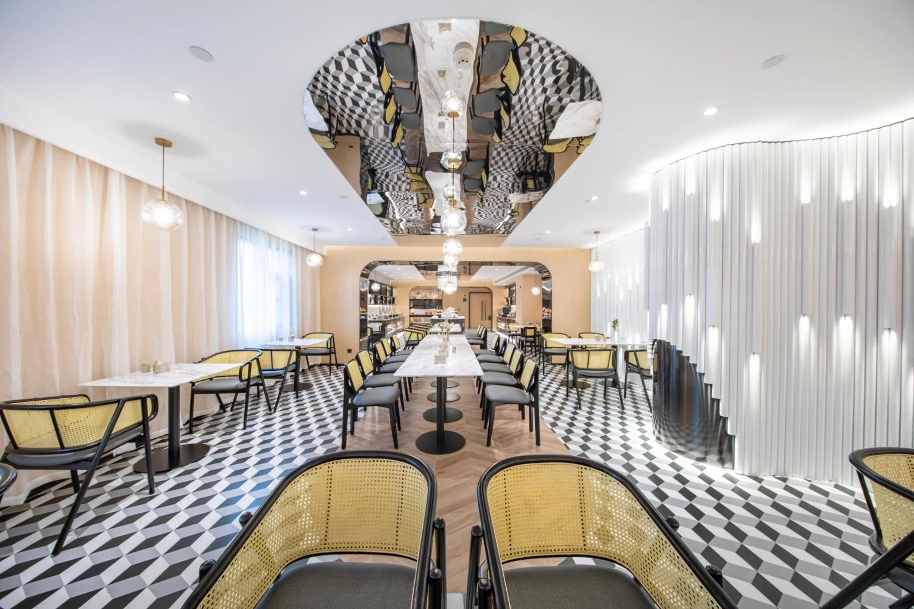 Atour Hotel Wuhan Optics Valley Square Yangjia Bay