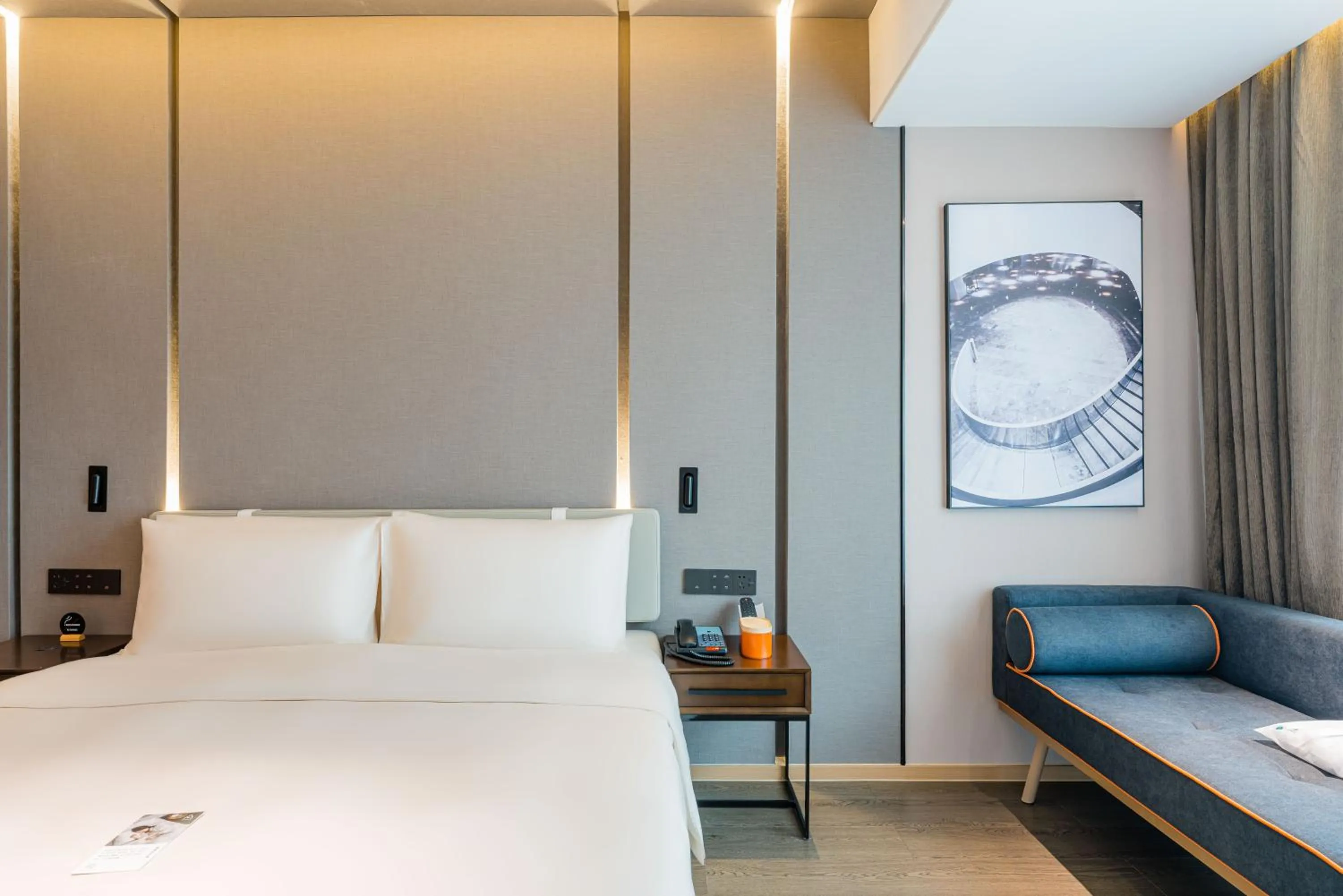 Photo of the whole room, Bed in Atour Hotel Chongqing Nanping Pedestrain Street