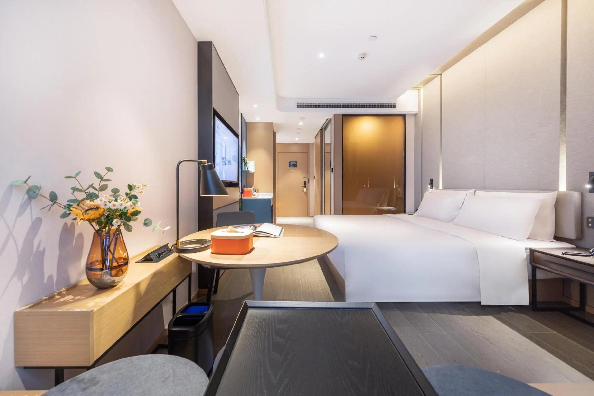 Photo of the whole room, Bed in Atour Hotel Meishan Government Affairs Center