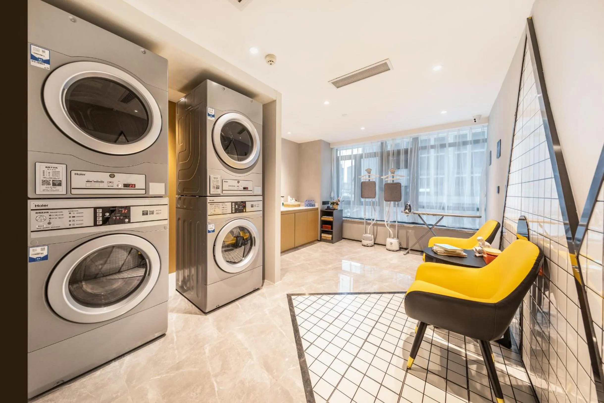 Atour Hotel Guiyang Guanshan Lake City Government