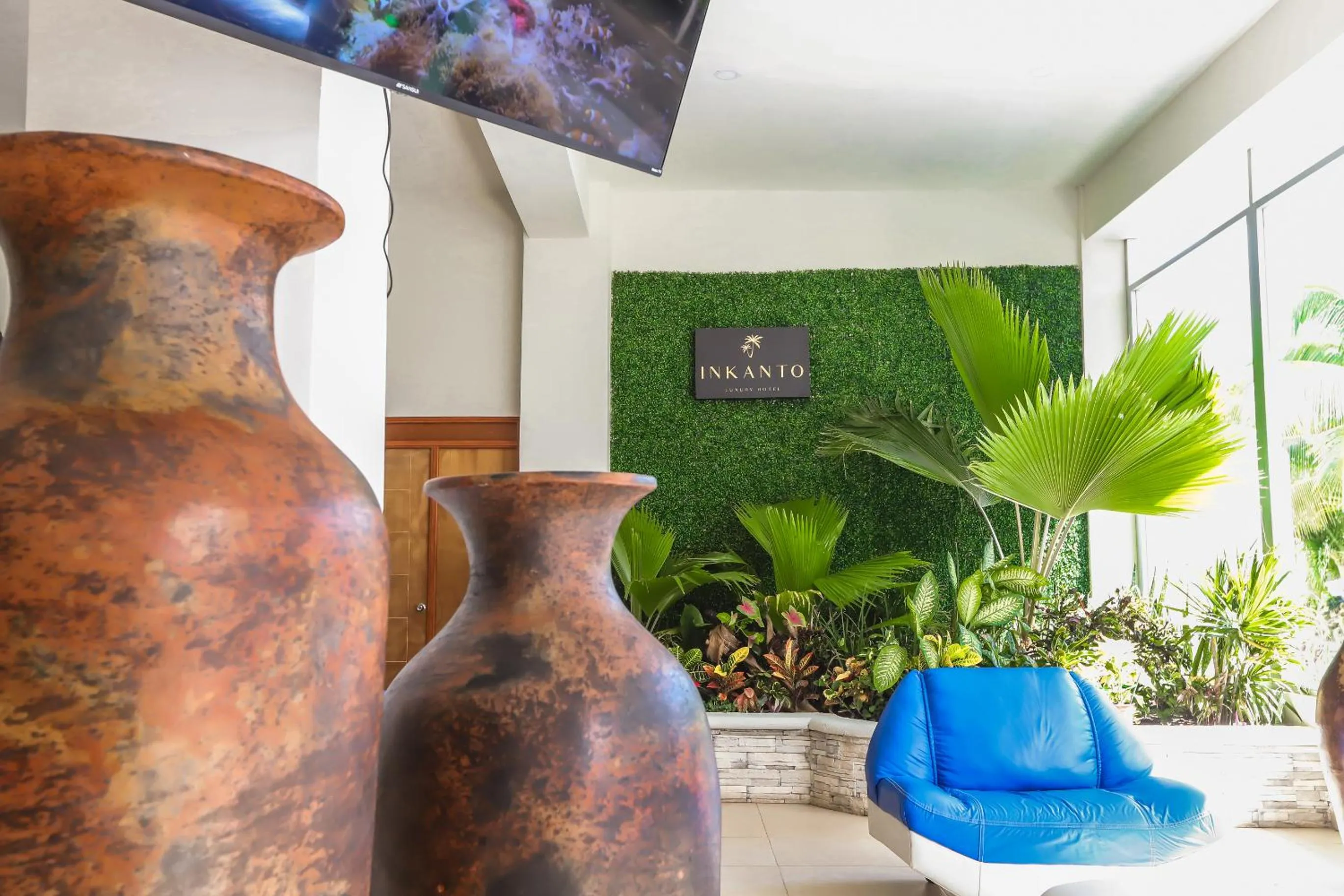 Communal lounge/ TV room in Hotel Inkanto