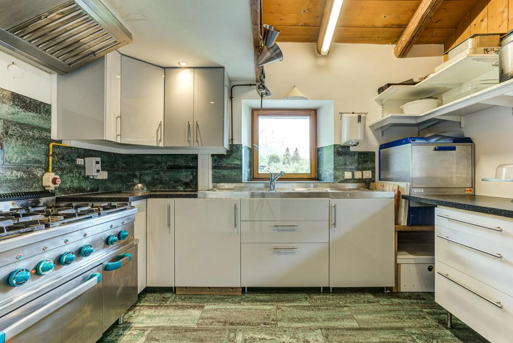Kitchen or kitchenette in Chalet Tissières