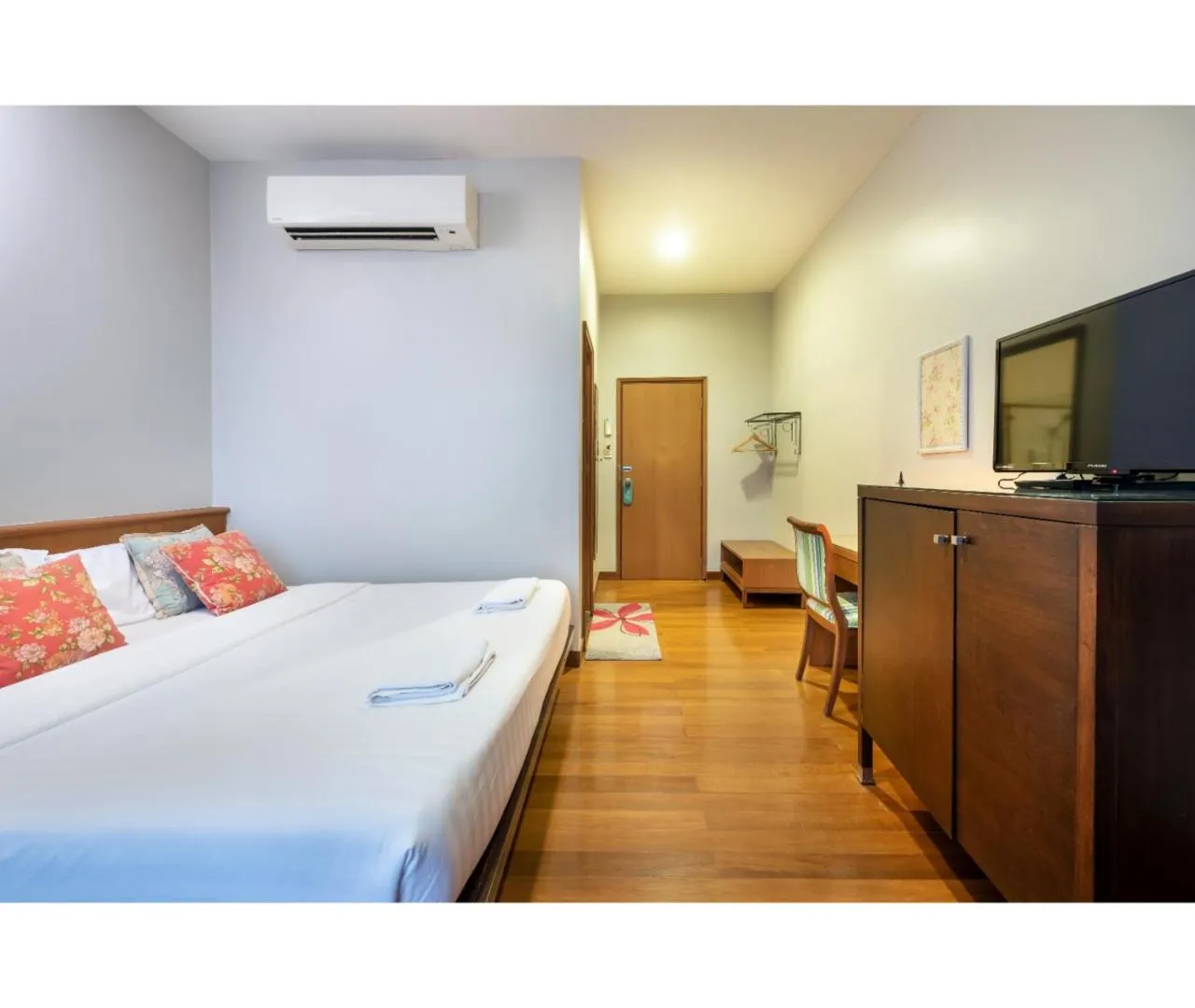 TV and multimedia, Bed in Dinso Home Boutique