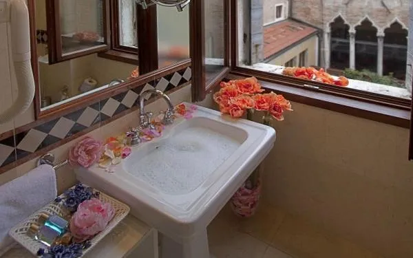 Bathroom in Hotel Al Ponte Dei Sospiri