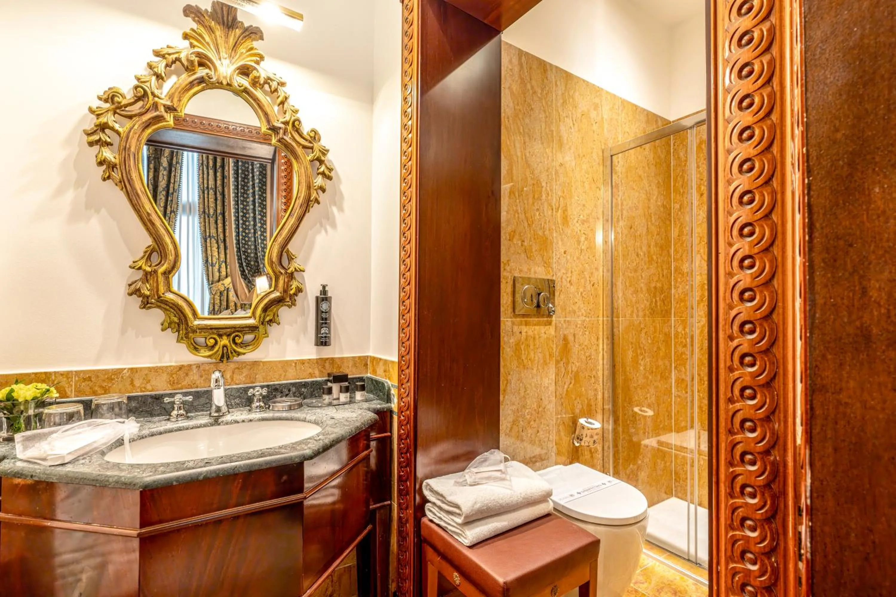Bathroom in Hotel Al Ponte Dei Sospiri