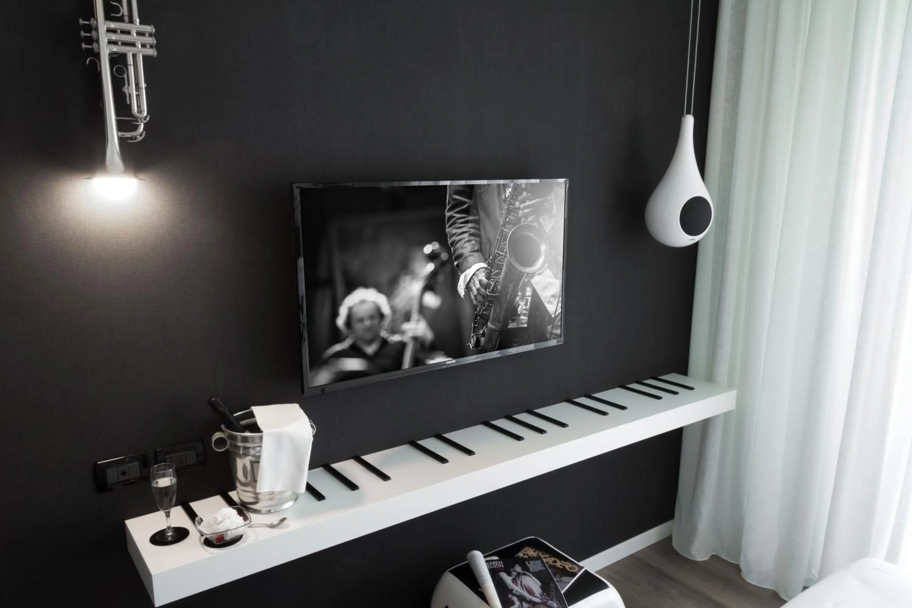 TV and multimedia in Litoraneo Suite Hotel