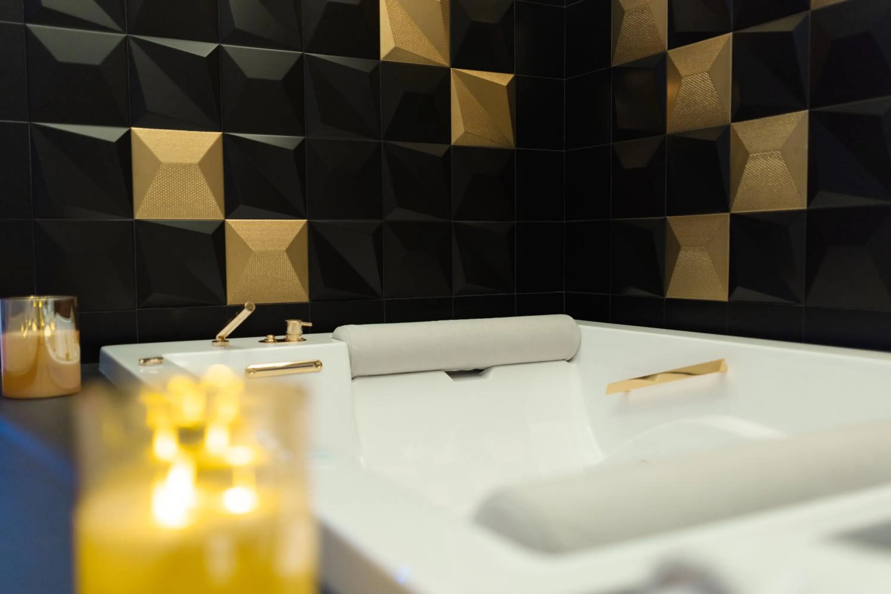 Hot Tub in Kreart Suite & Rooms B&B