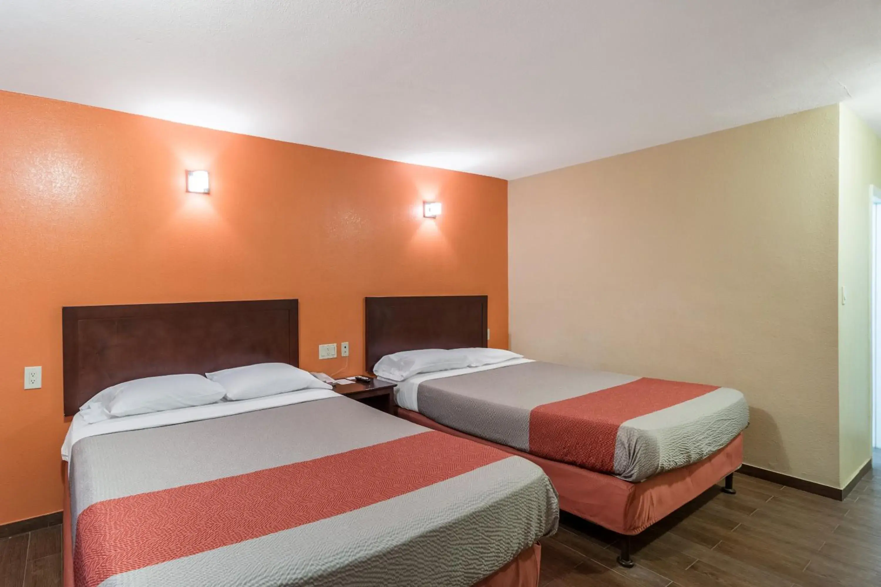 Deluxe Queen Room with Two Queen Beds - Smoking in Motel 6-Blythe, CA - South Deluxe Queen Room with Two Queen Beds - Smoking in Motel 6-Blythe, CA - South