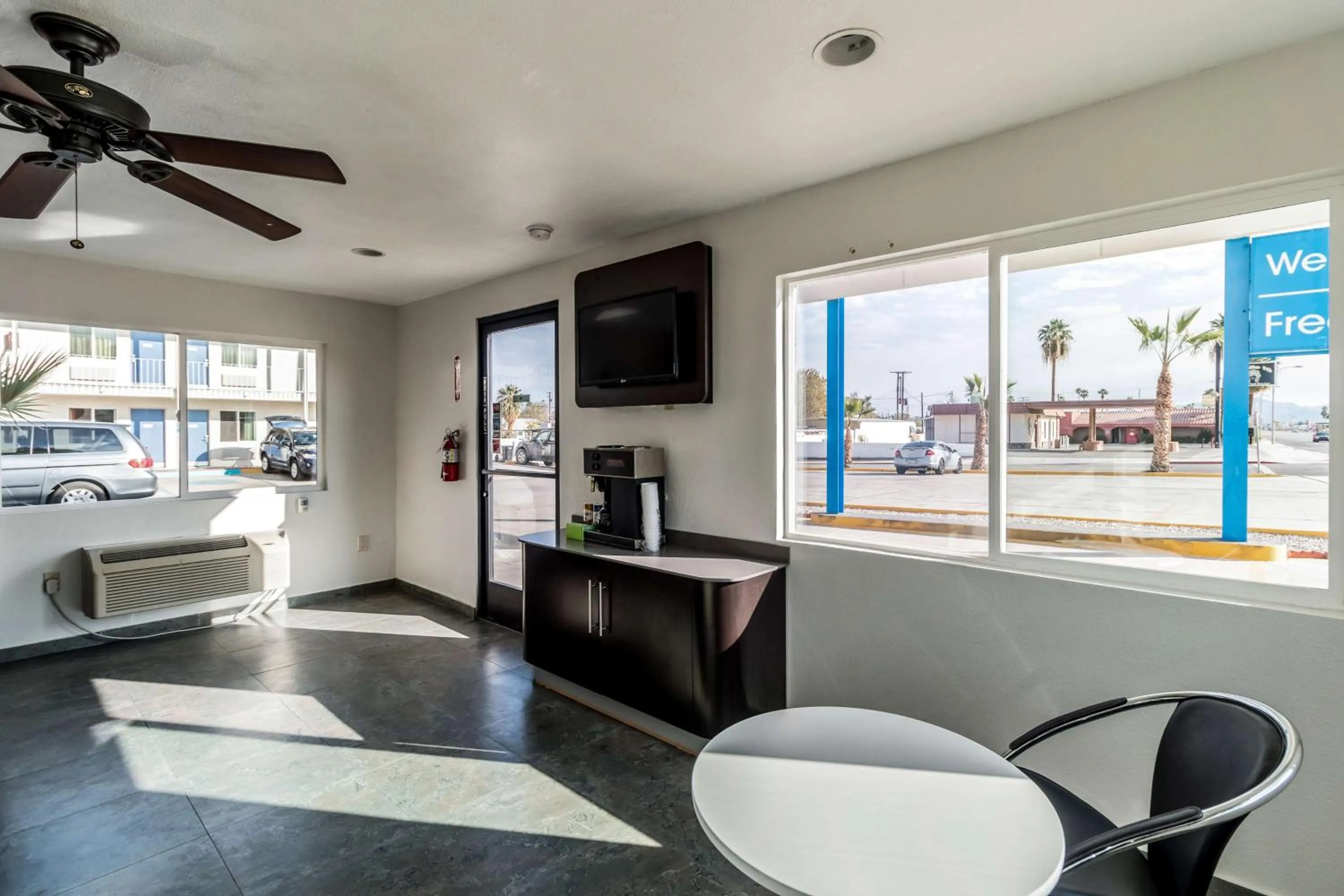 Communal lounge/ TV room in Motel 6-Blythe, CA - South