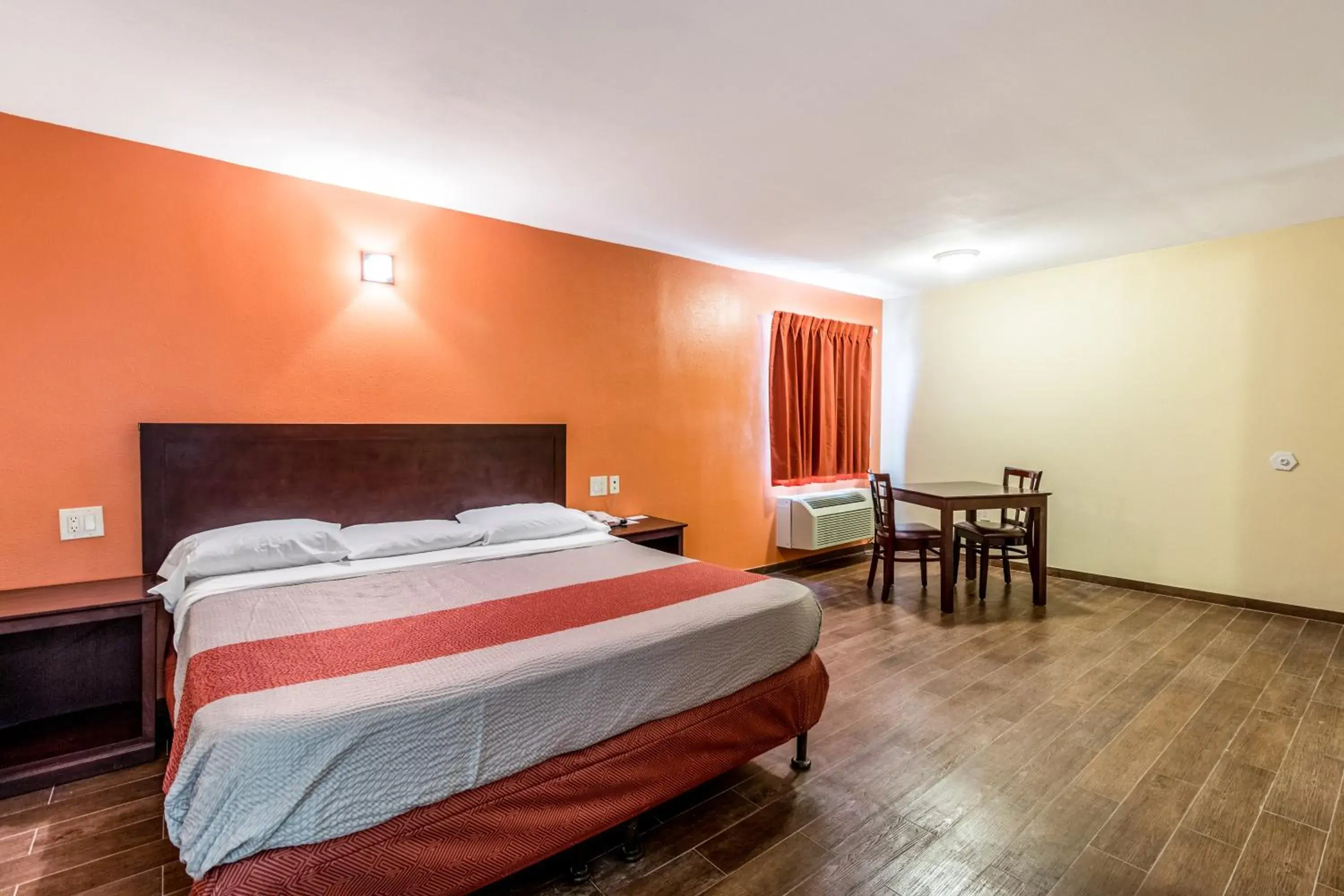 Deluxe King Room - Smoking in Motel 6-Blythe, CA - South Deluxe King Room - Smoking in Motel 6-Blythe, CA - South