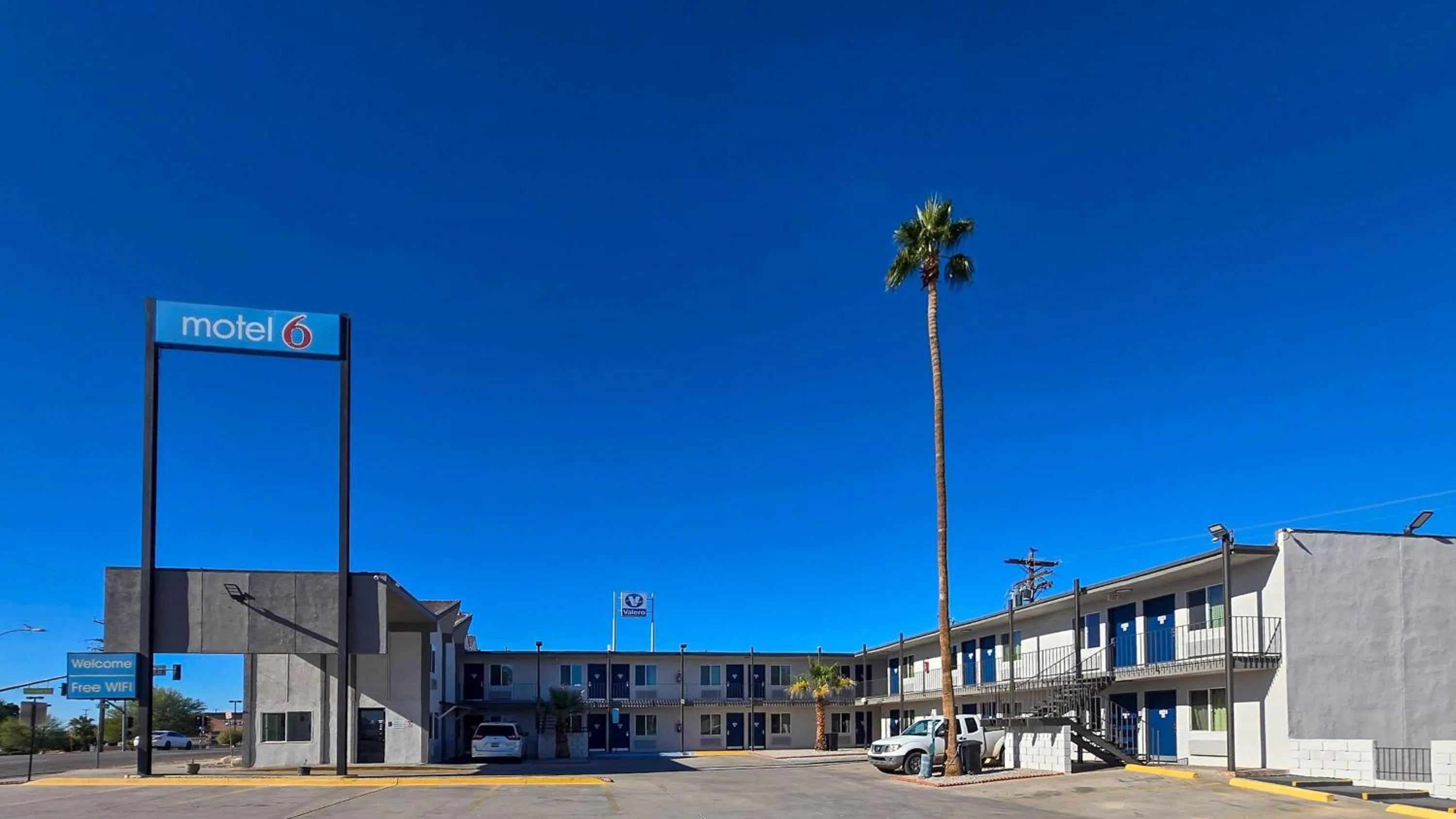 Property building in Motel 6-Blythe, CA - South