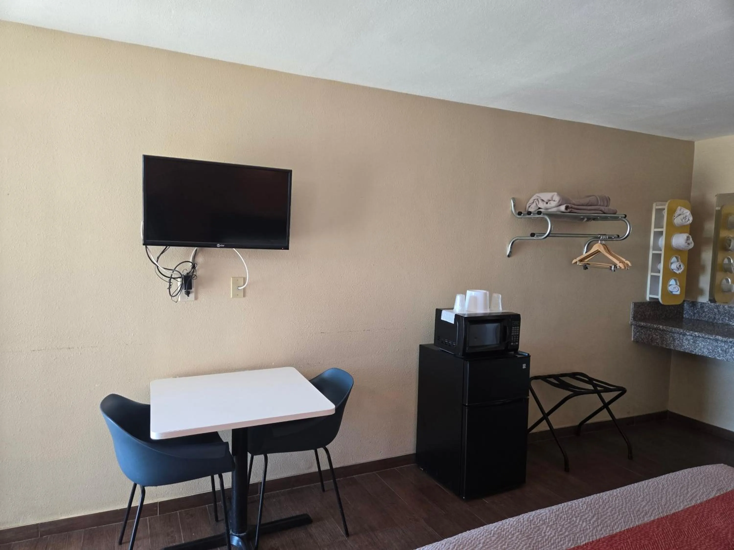 TV and multimedia in Motel 6-Blythe, CA - South