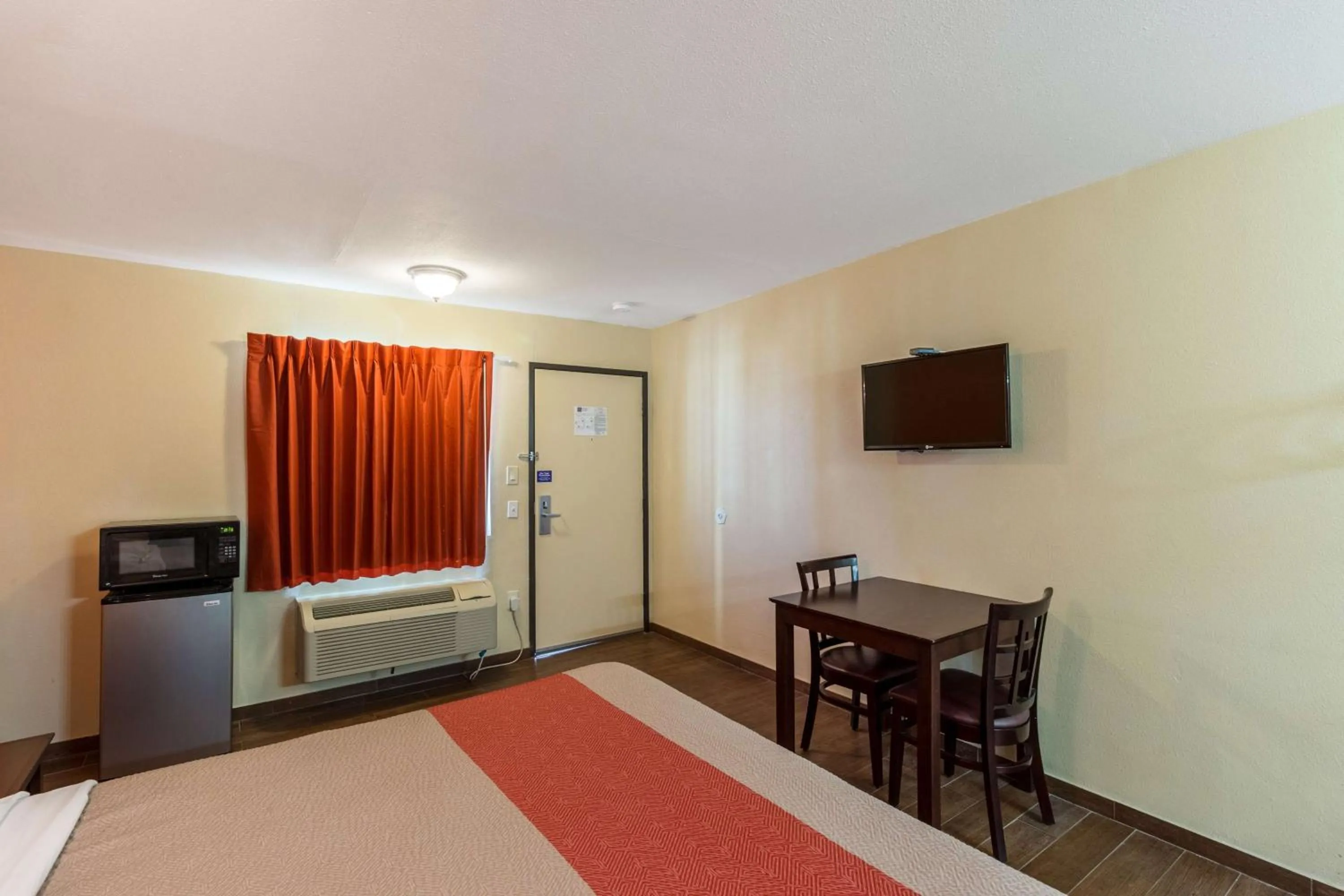TV and multimedia, Bed in Motel 6-Blythe, CA - South