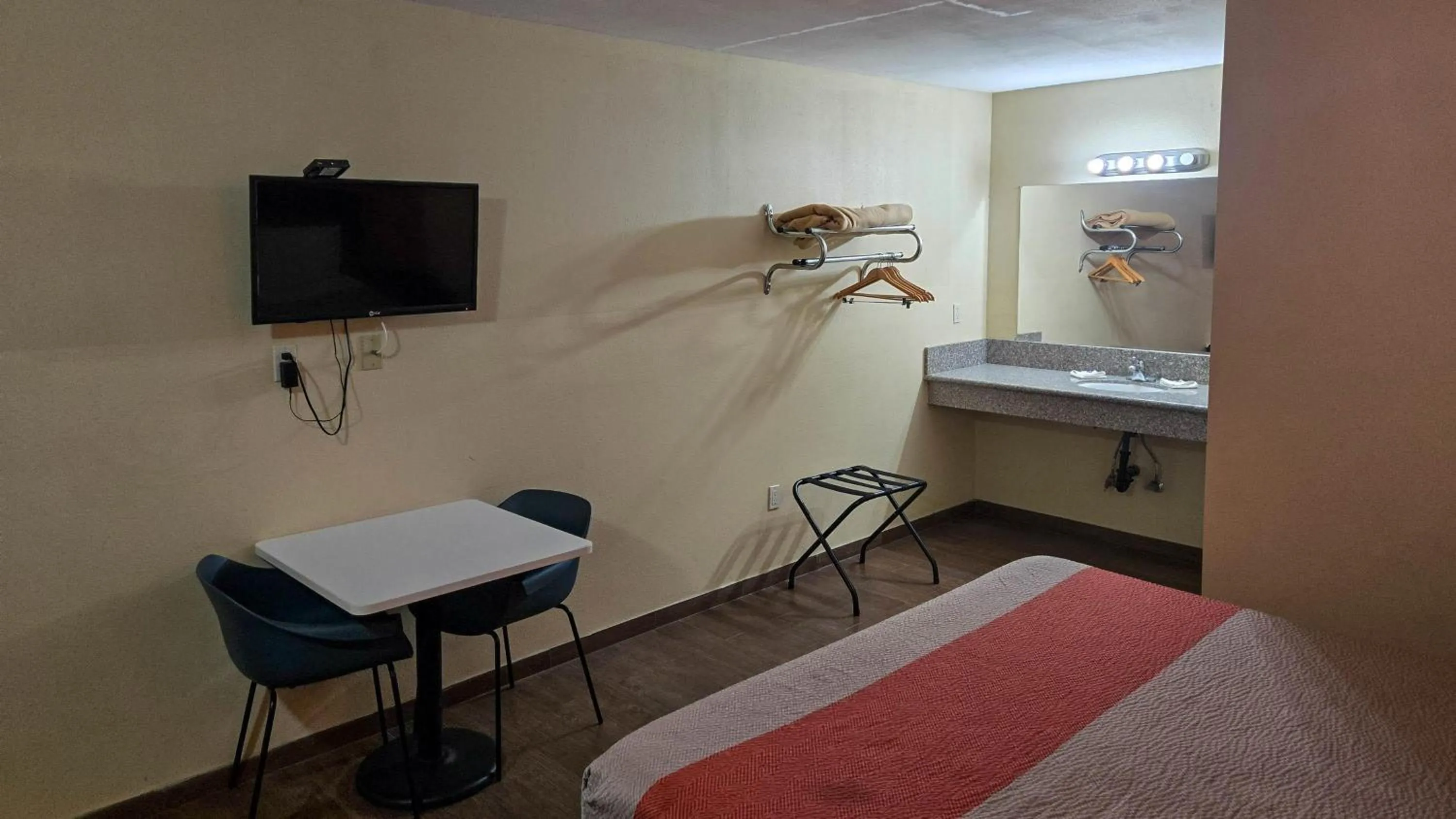 Bedroom in Motel 6-Blythe, CA - South