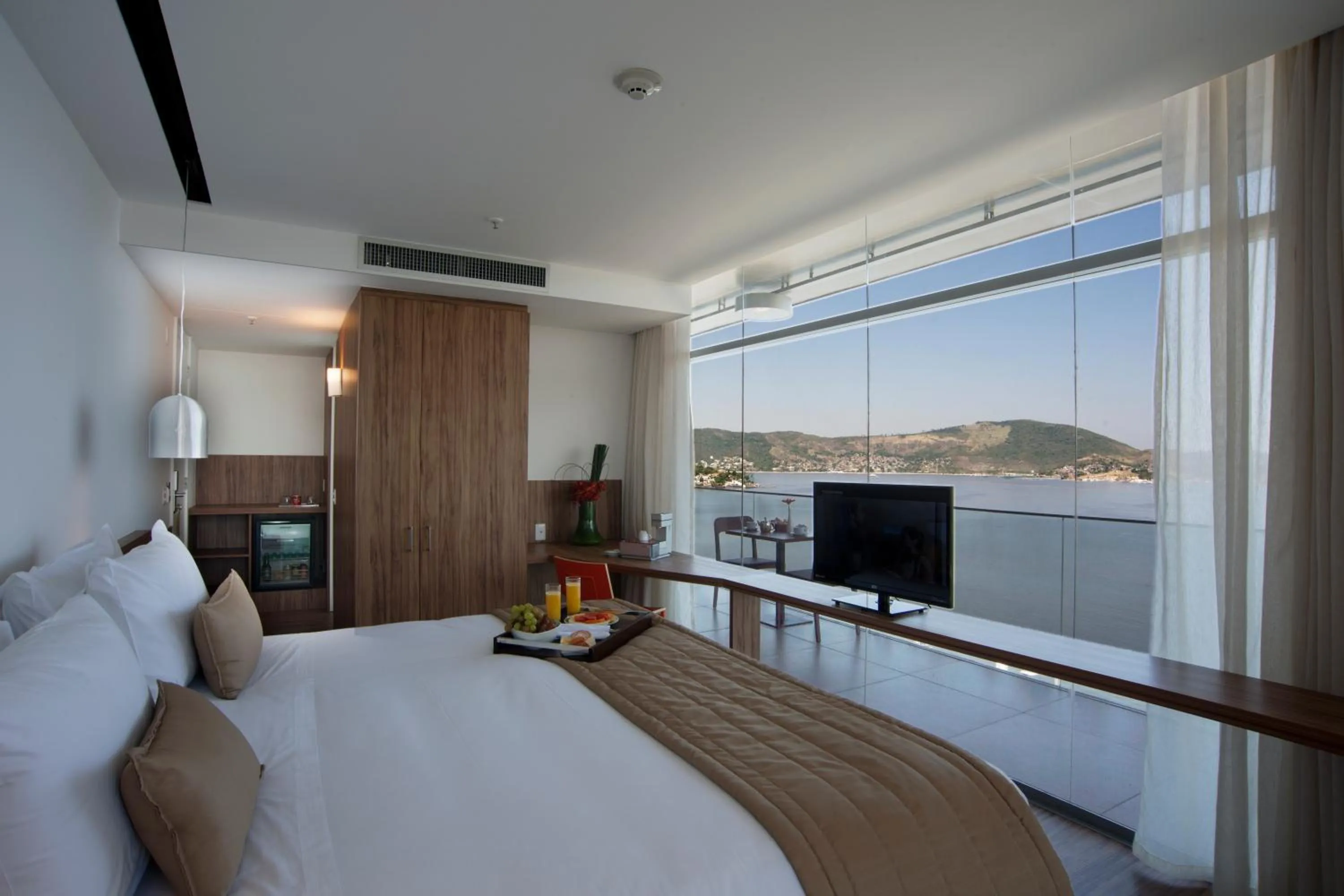 Bathroom, Bed in H Niteroi Hotel