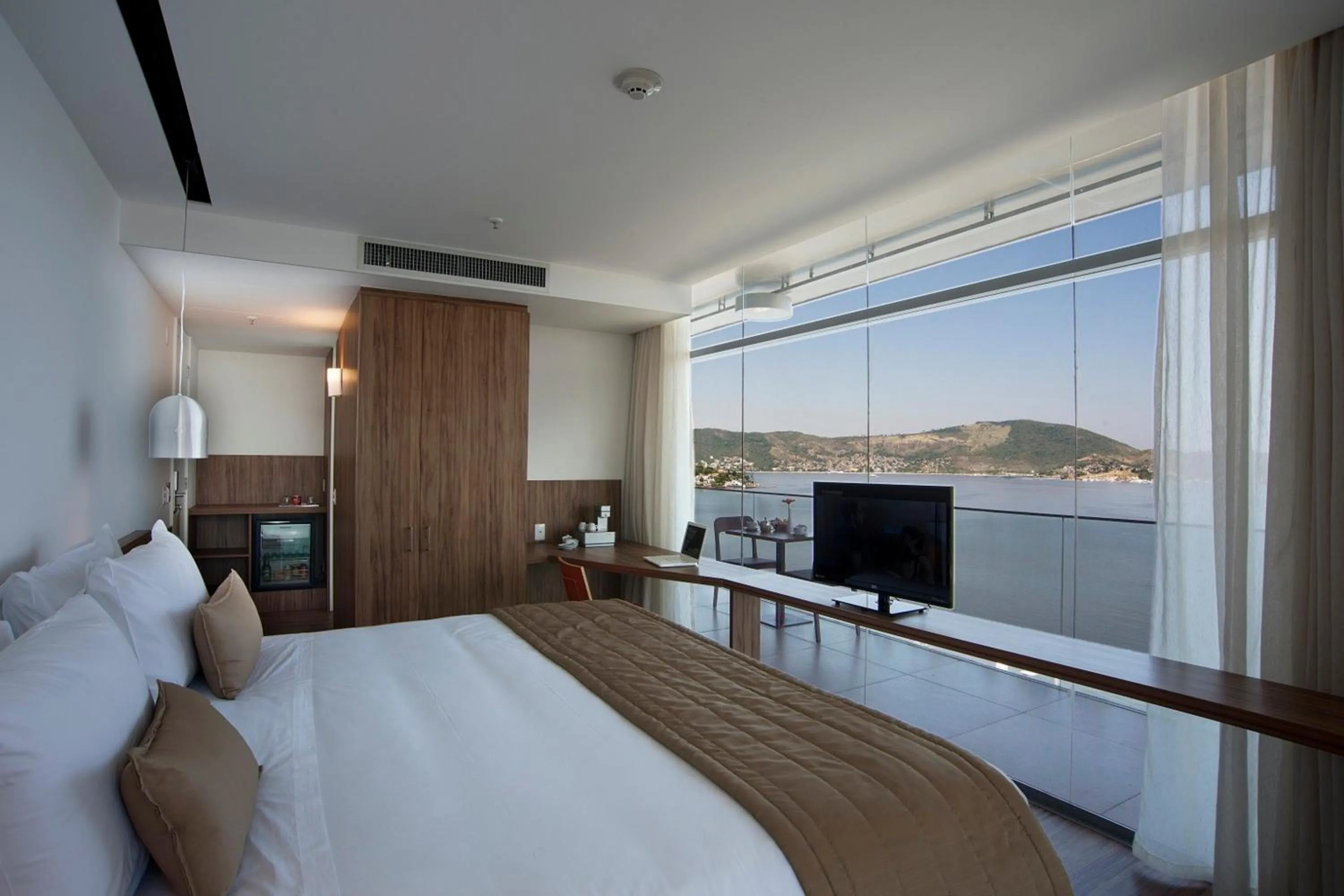 Photo of the whole room, Bed in H Niteroi Hotel