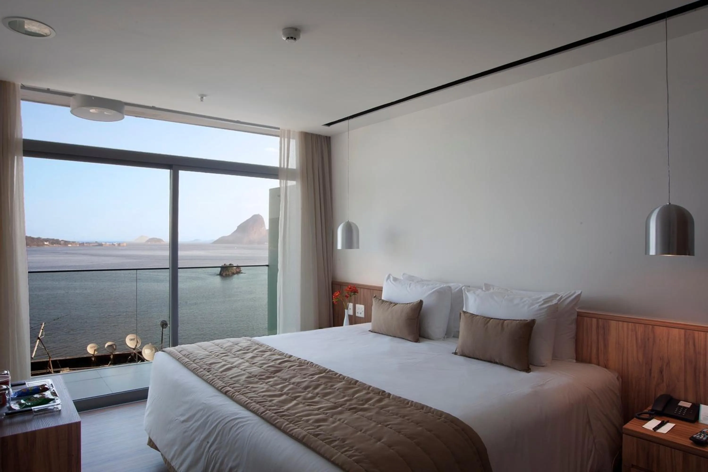 Photo of the whole room, Bed in H Niteroi Hotel